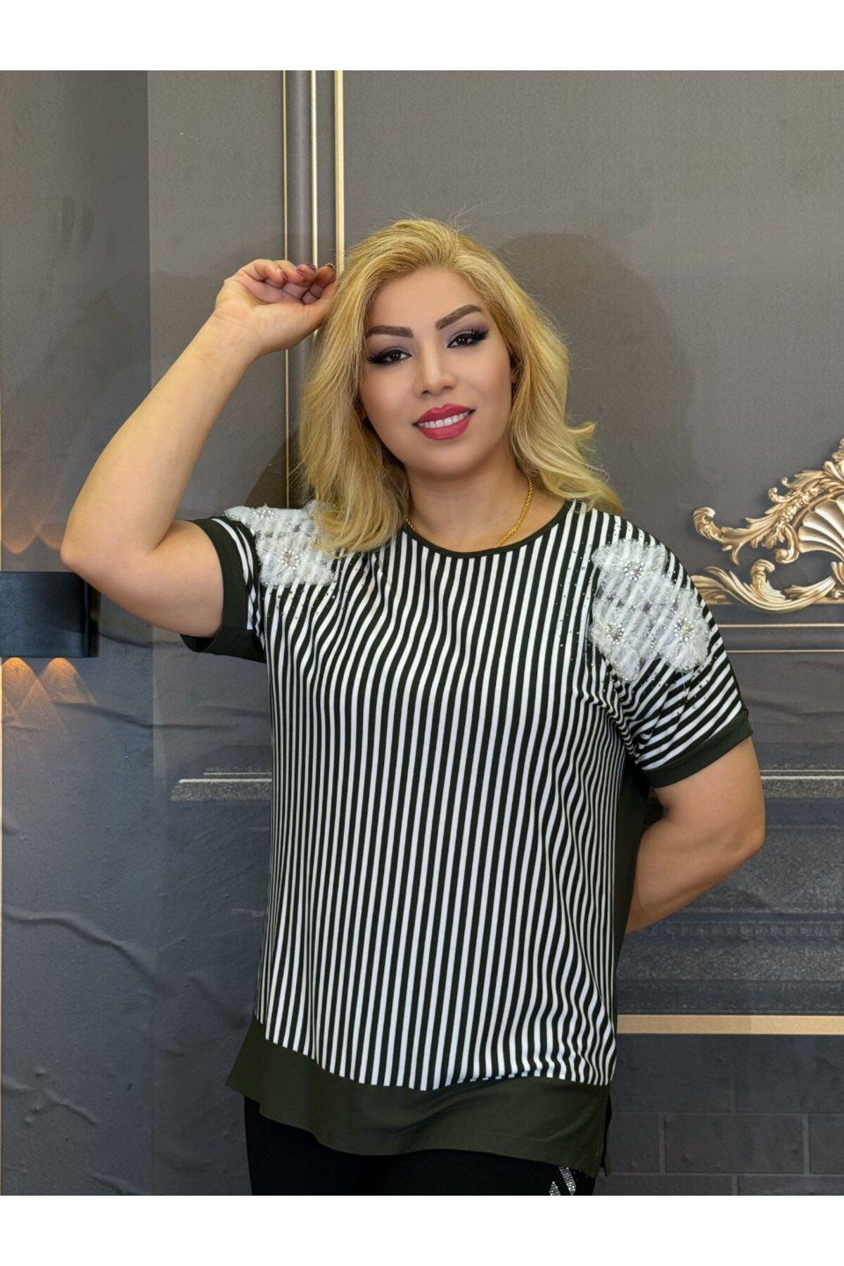 Yeşilmoda Abiye bluz Penye pamuklu Kısa kollu çizgili Taşli işlemeli Çiçekli Siyah ve yeşil renk