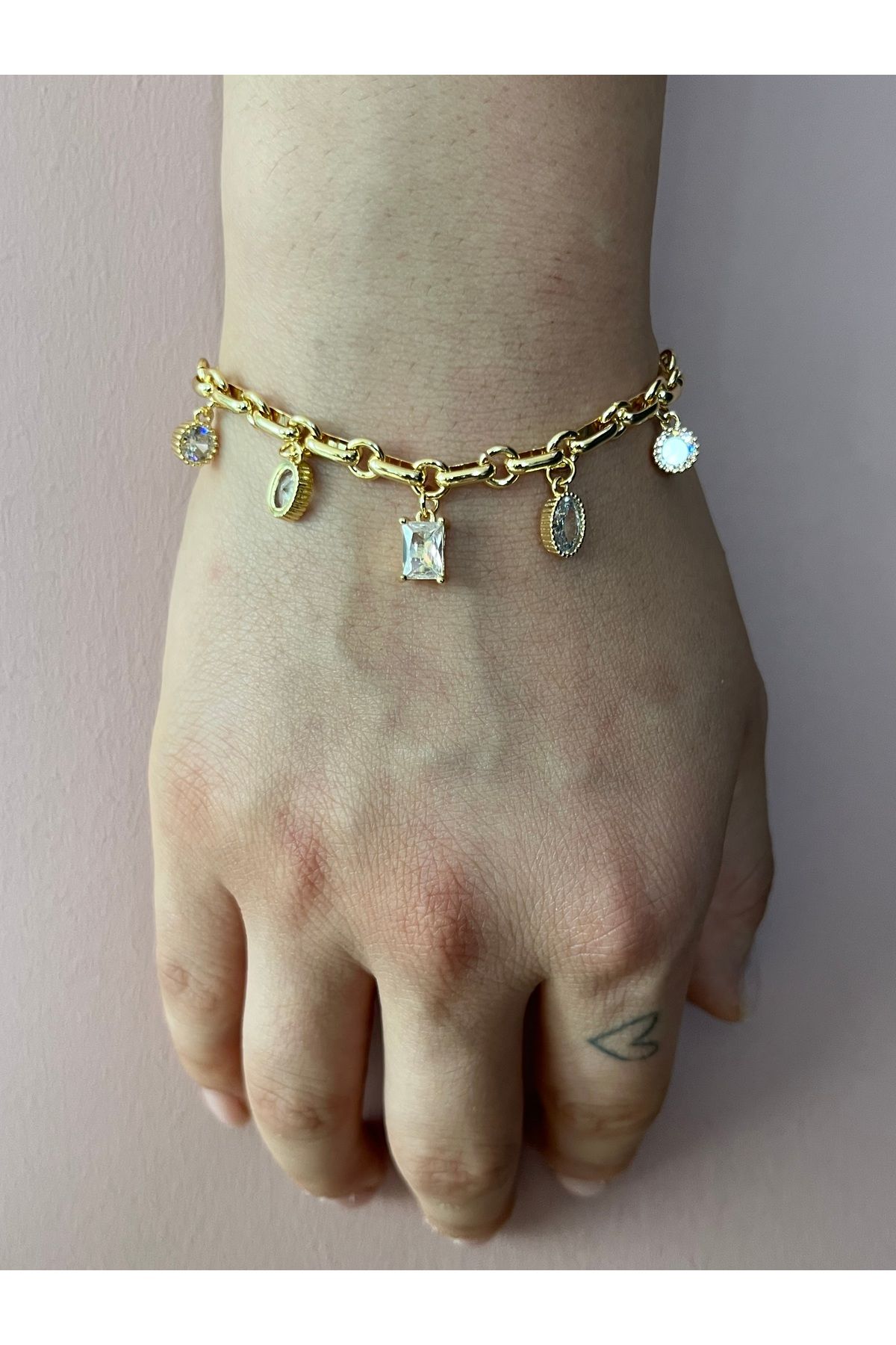 B&E SHİNE JEWERLY Kararmaz Çelik Taş Detaylı Zincir Charm Bileklik