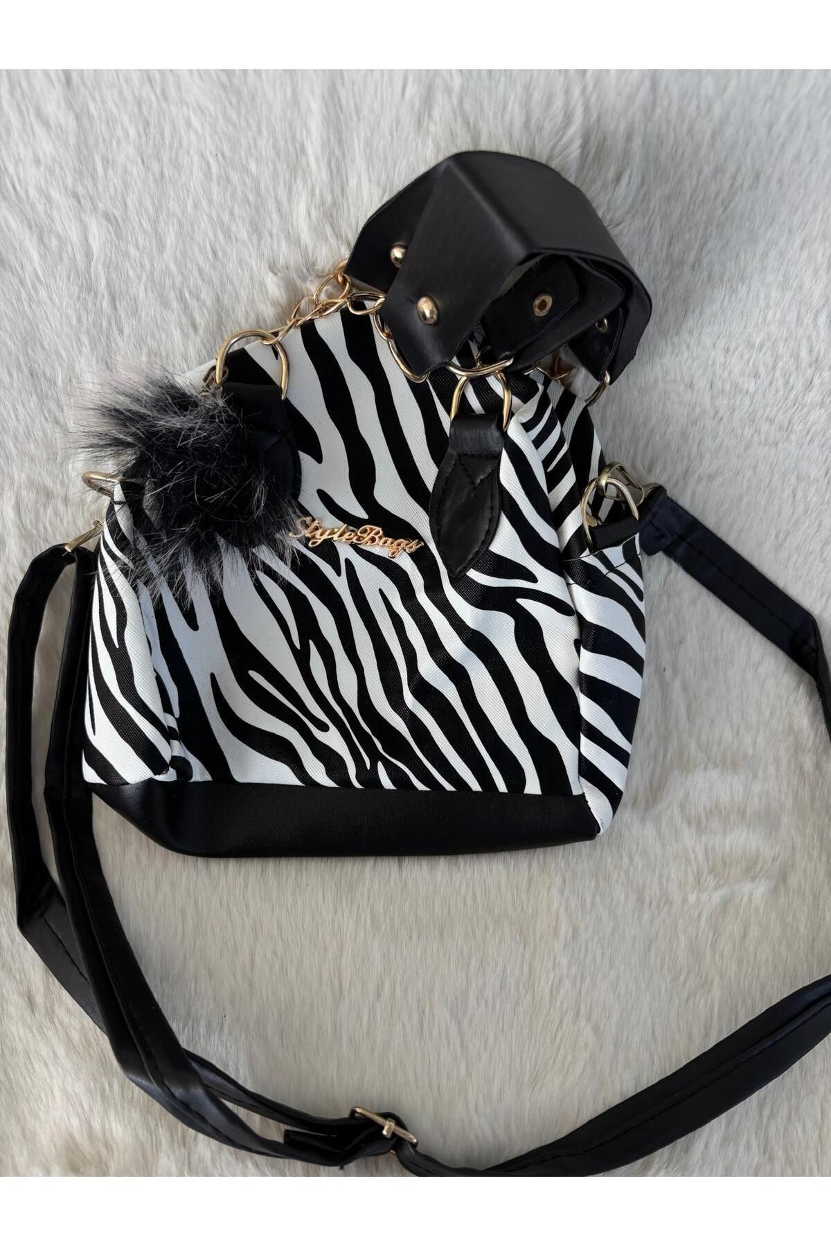 AyKoş aksesuar ZEBRA DESEN SİYAH BEYAZ PONPONLU KADIN ASKILI OMUZ VE EL ÇANTASI