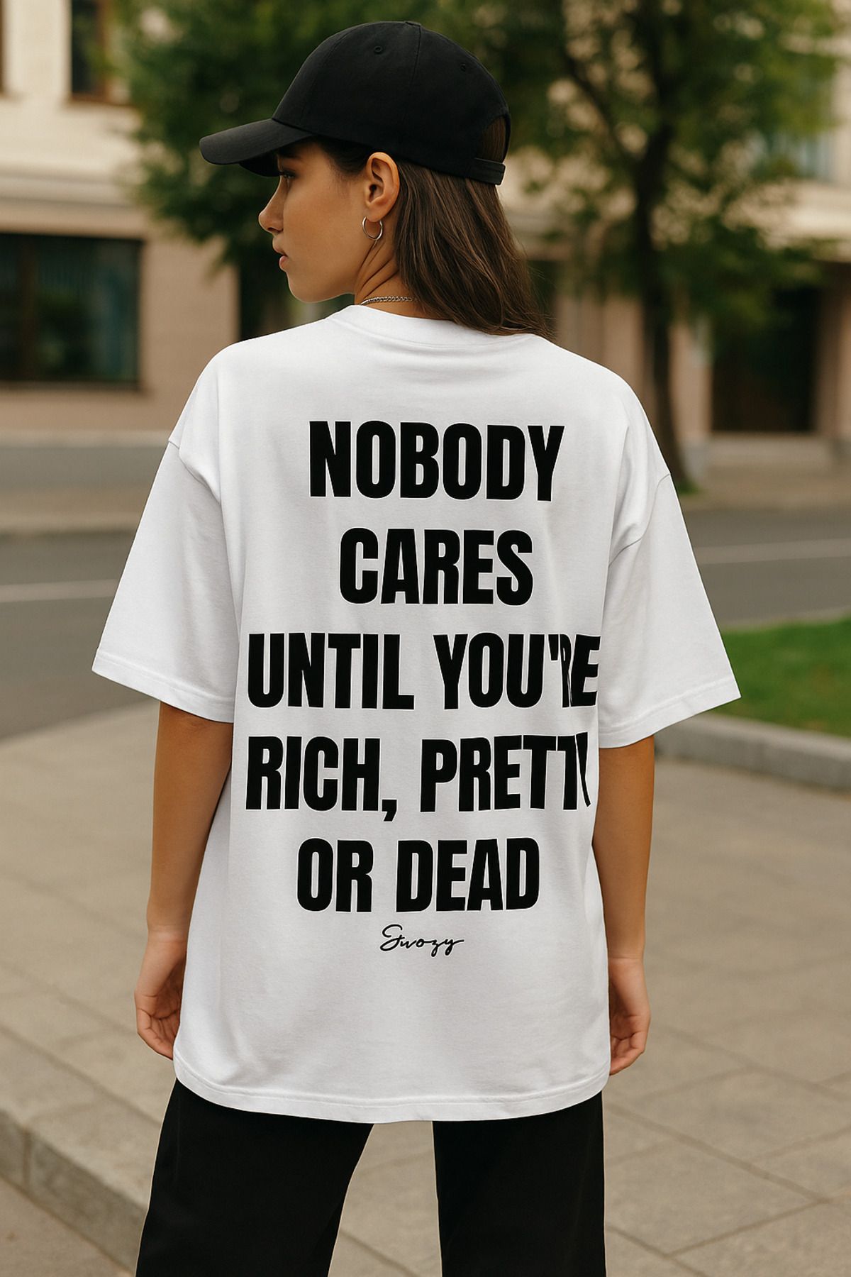 swOzz Beyaz Rahat Kalıp Unisex Yazılı Tişört – Nobody Cares Tasarımı | Sokak Stili Mesajlı Model