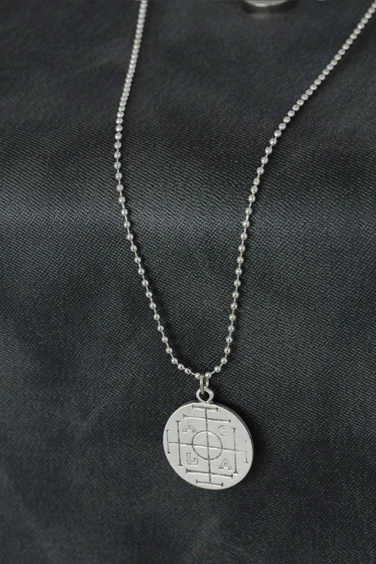 Generic Madalyon Figürlü Metal Erkek Kolye