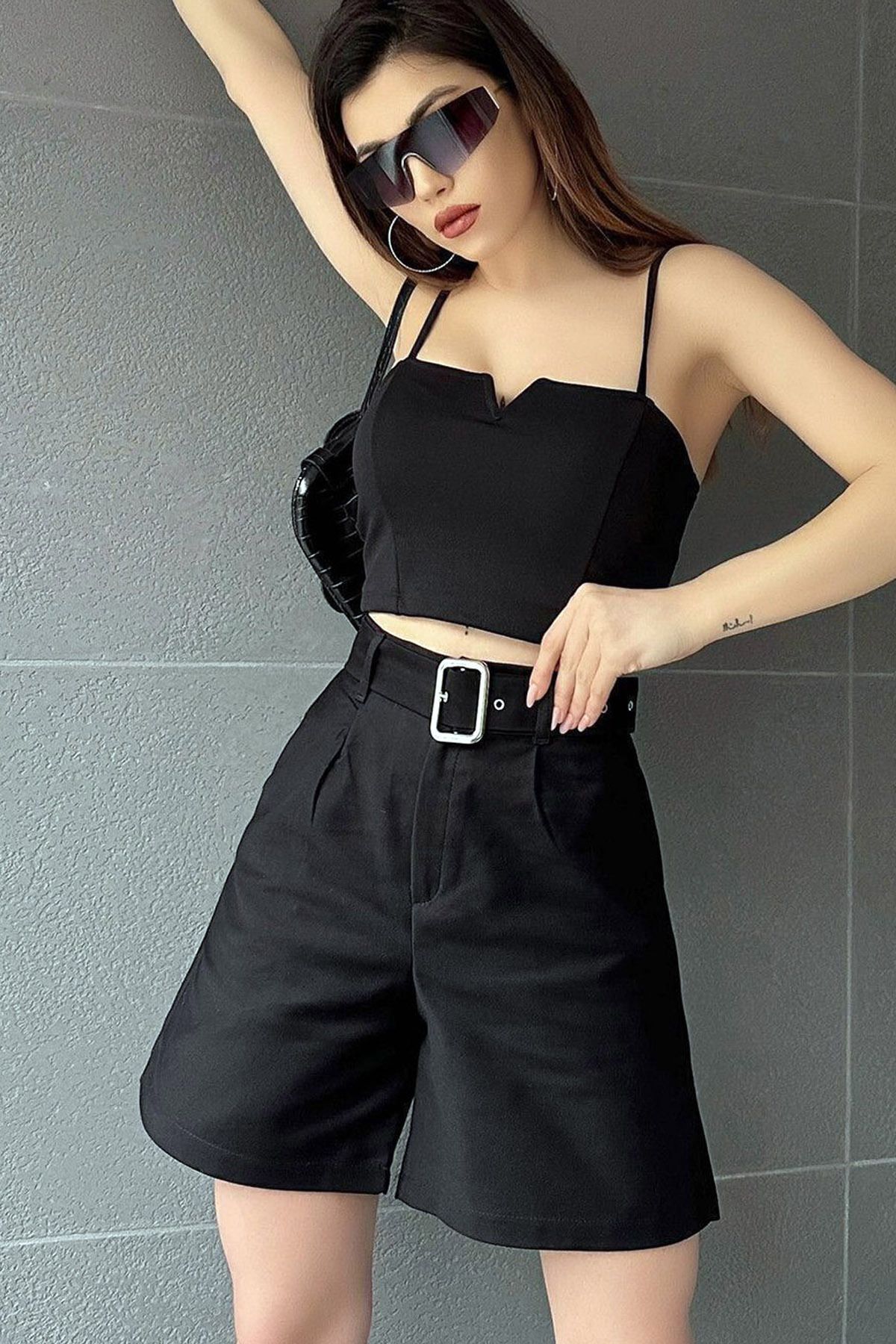 MissThetis Yüksek Bel Kemerli Çift Cepli Geniş Paçalı Düğme ve Fermuarlı Şık ve Cool Boyfriend Gabardin Şort
