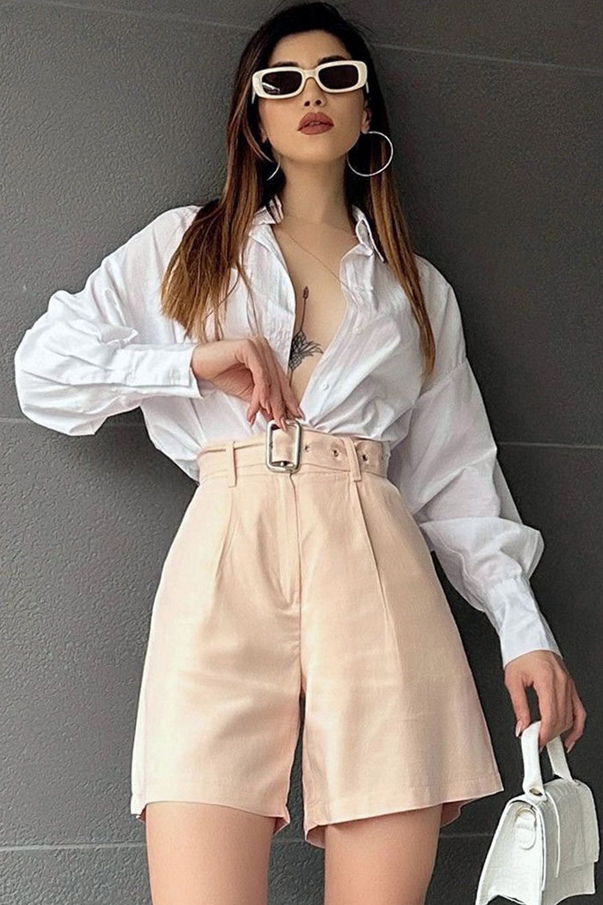CoolLook Gabardin Kumaş Yüksek Bel Kuşgözü Kemerli Rahat Kesim Fermuar Kapama Geniş Paçalı İki Cepli Mom Şort