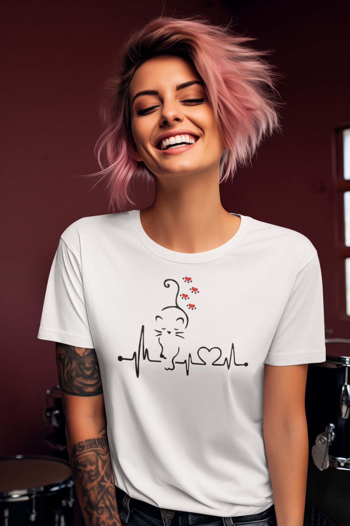 MAGORS STIL-X CAT MOM TEMALI KIRMIZI PATİLİ KEDİLER BASKILI BİSİKLET YAKA KADIN TSHIRT