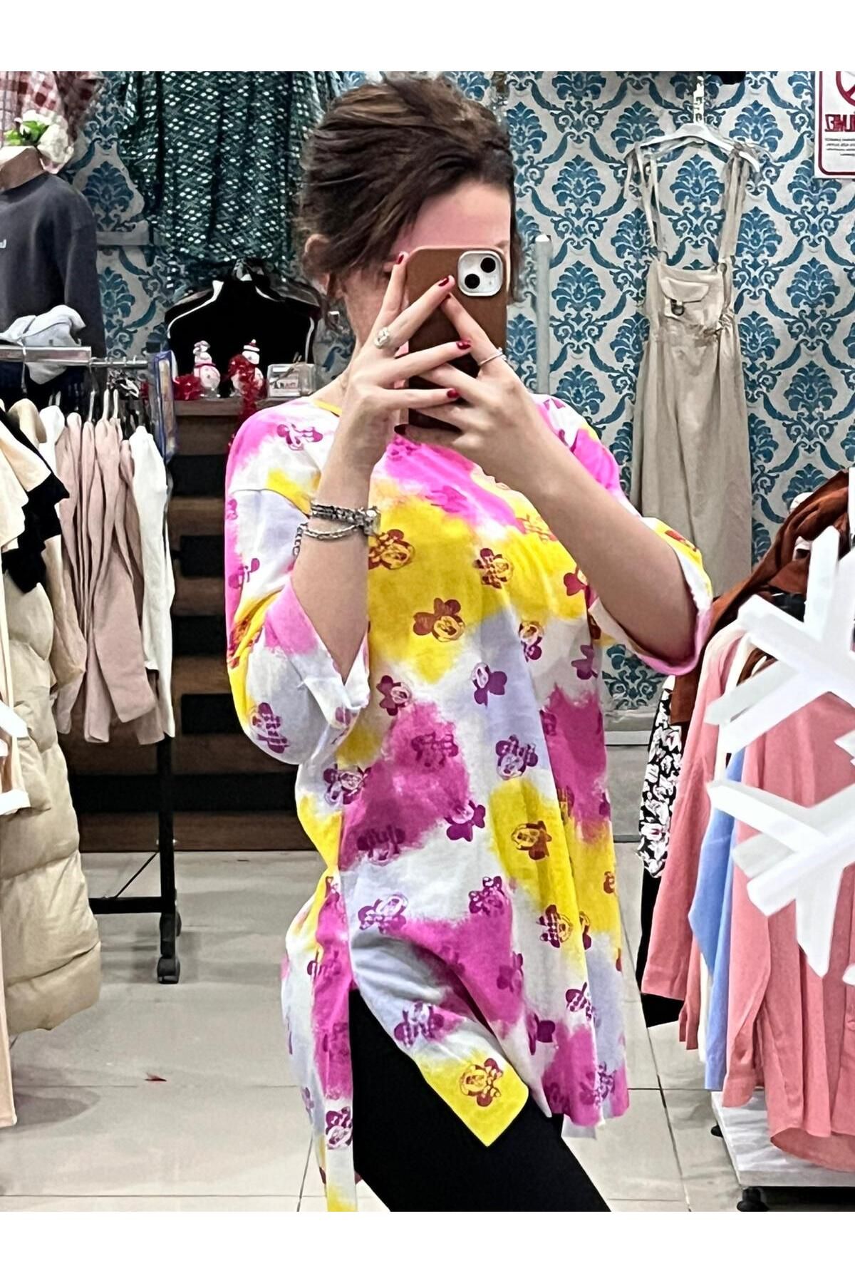 Sublime Butik Pembe V Yaka Çok Renkli Dijital T-Shirt Yırtmaçlı
