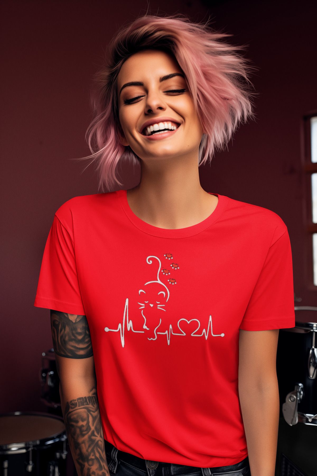 MAGORS STIL-X CAT MOM TEMALI KIRMIZI PATİLİ KEDİLER BASKILI BİSİKLET YAKA KADIN TSHIRT