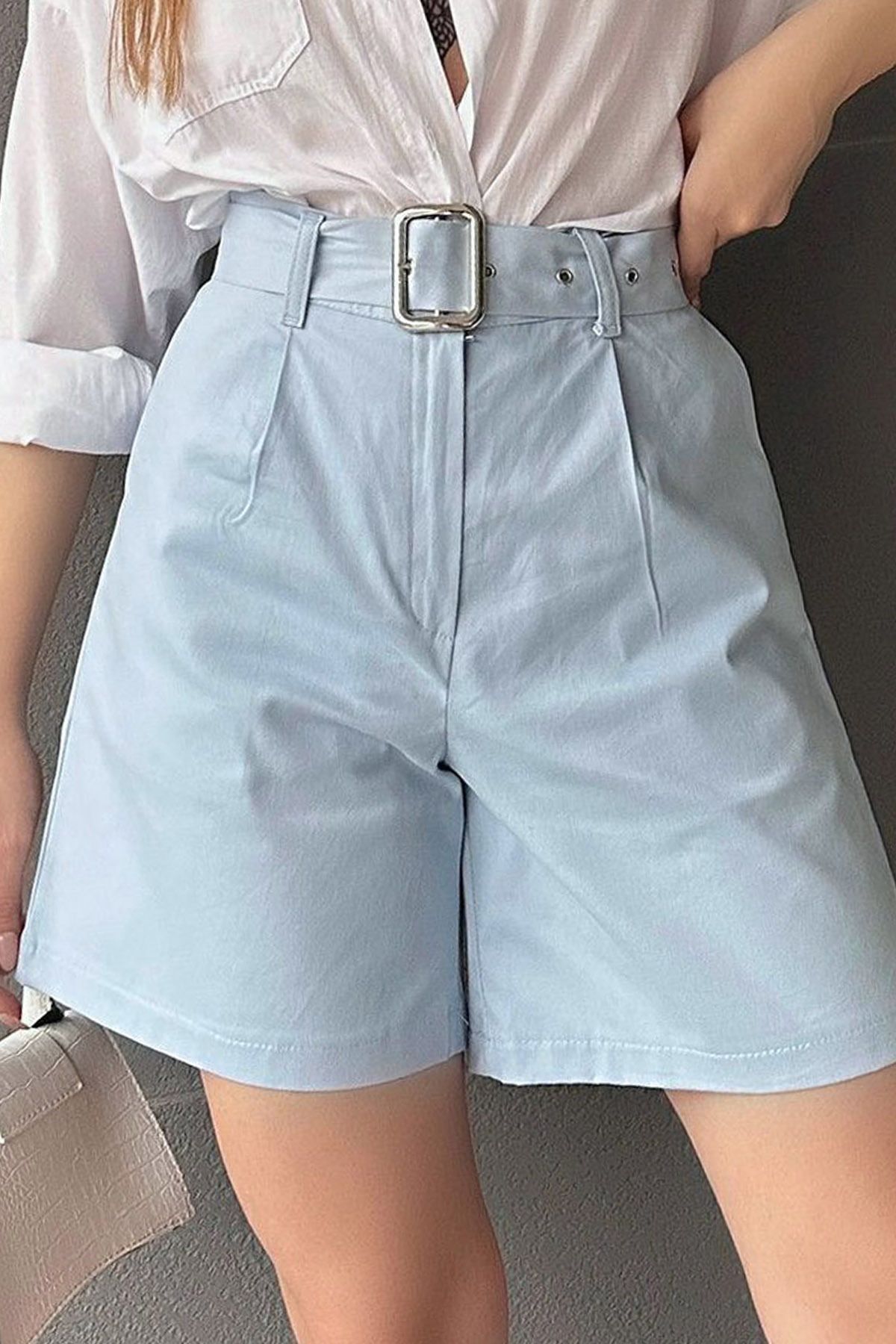 Ottawe Regular Fit Rahat Bol Paça Kemer Detaylı Çift Cep Pileli Yüksek Bel Boyfriend Gabardin Kumaş Şort