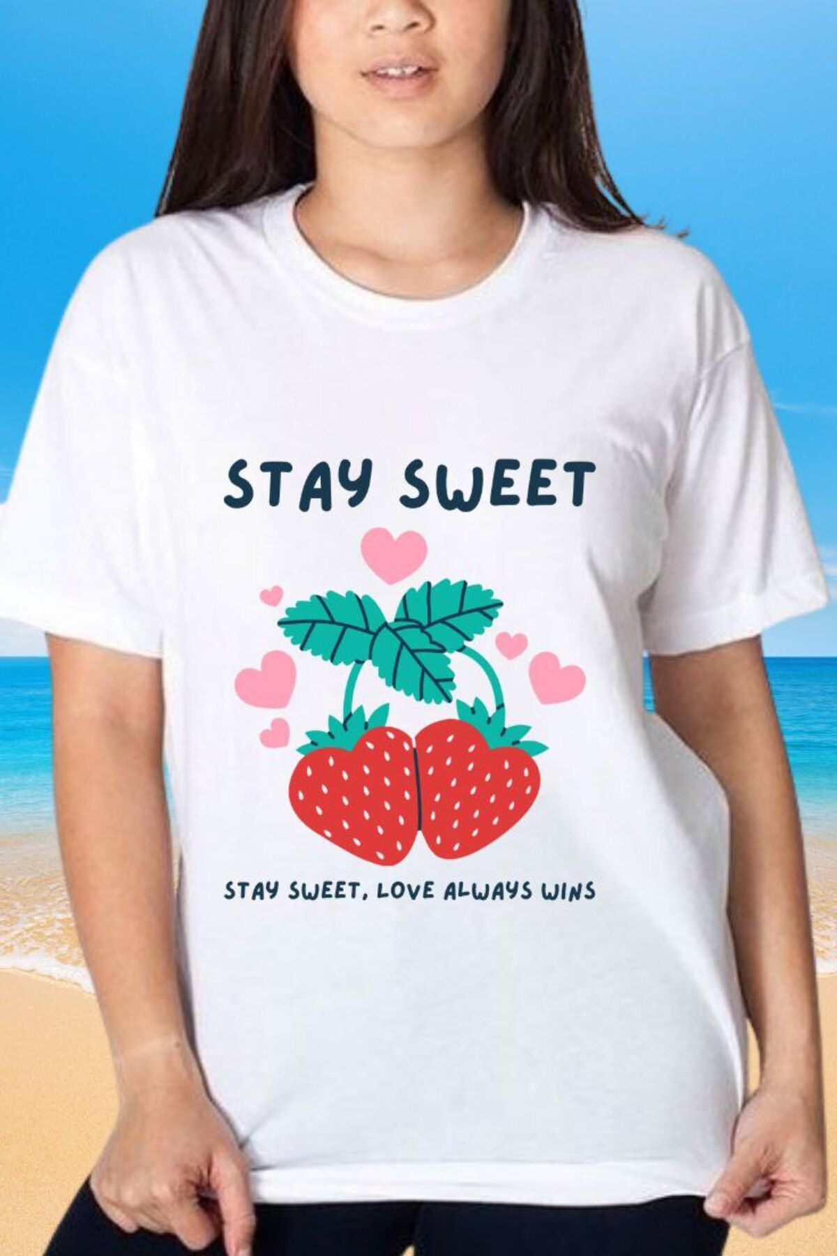 Alaa Butik Online Stay Sweet Baskılı Tişört – Çilekli Aşk Temalı Yazlık Beyaz Tişört