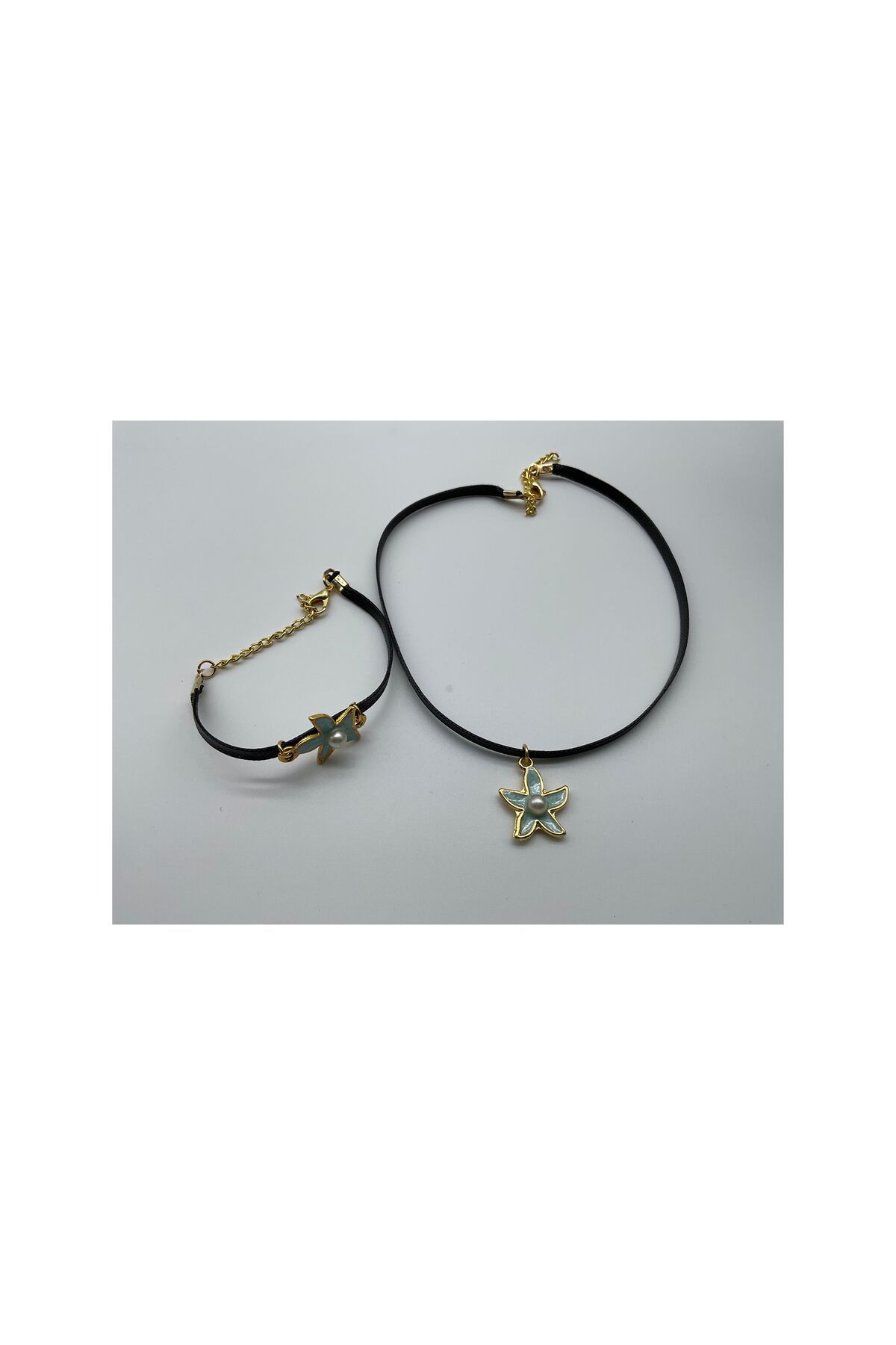 CHIC MAVİ ÇİÇEK İNCİ GOLD FİGÜRLÜ SİYAH İPLİ KOLYE VE BİLEKLİK SET