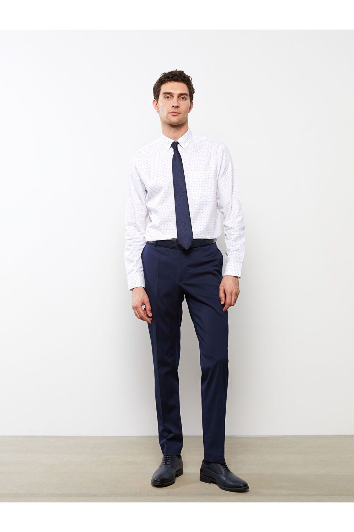 LC Waikiki Beyaz Regular Fit Uzun Kollu Desenli Gabardin Erkek Gömlek