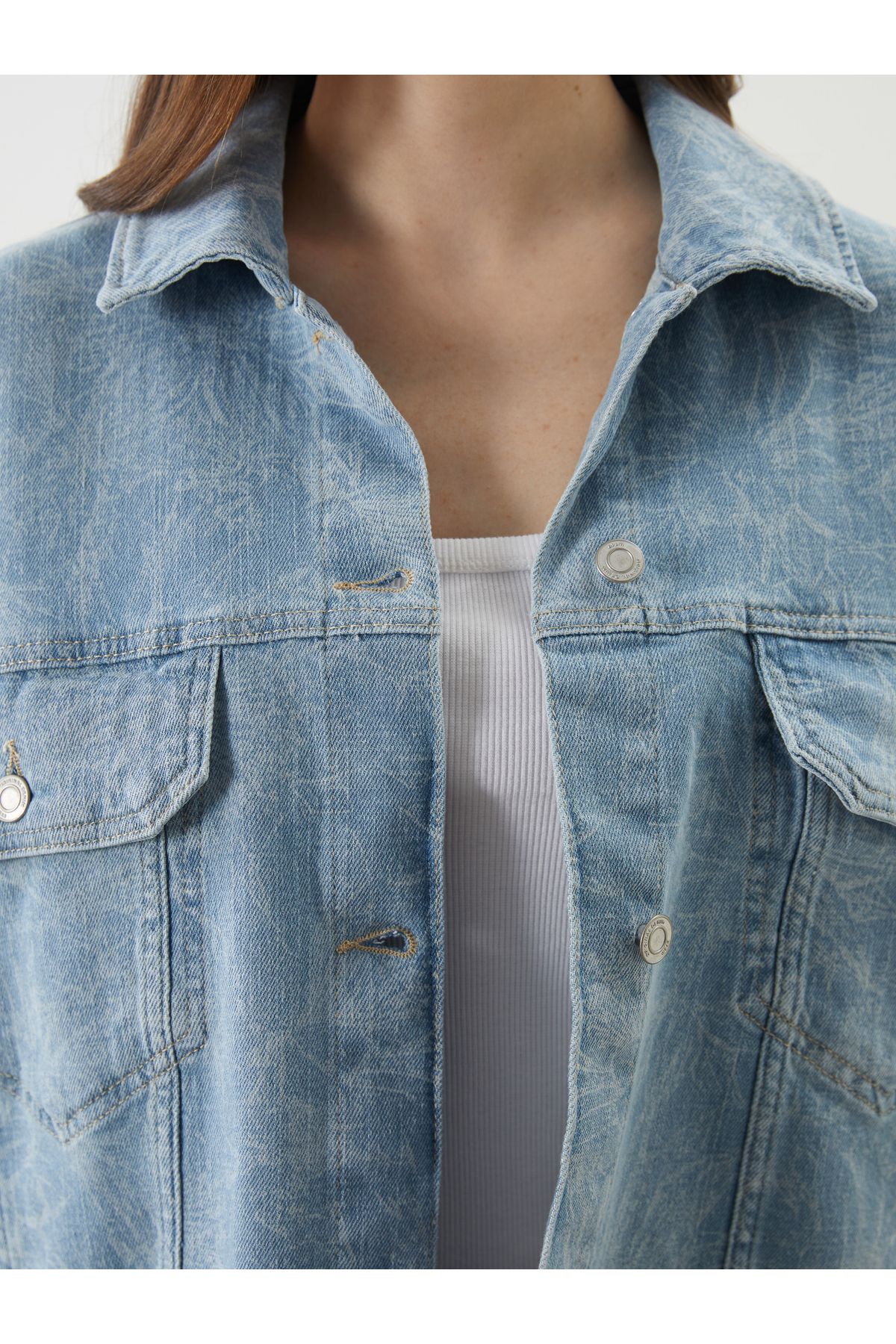 LC Waikiki-Jachetă de jeans pentru femei oversize cu model de guler de cămașă 3