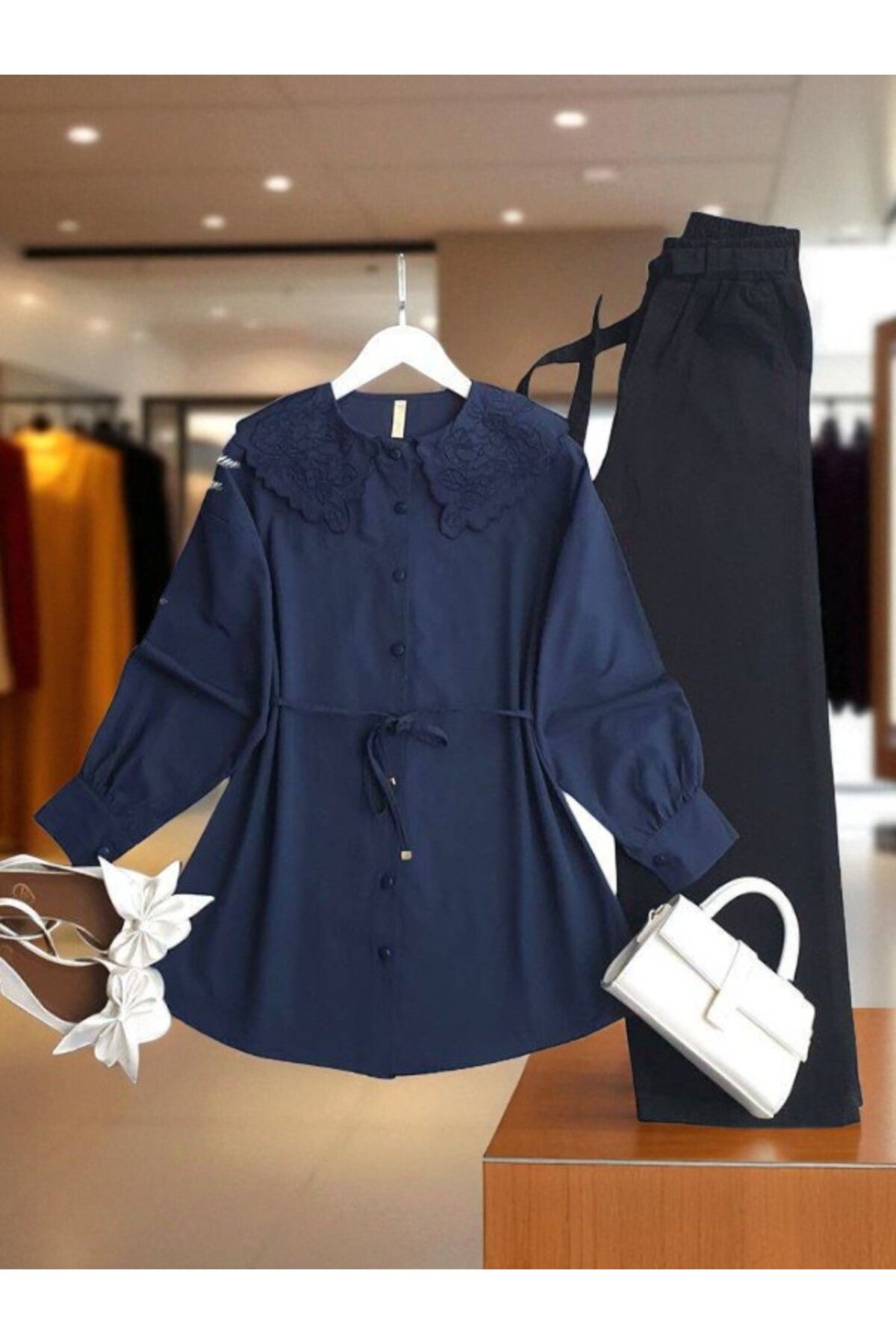 ŞAHİN TESETTÜR GİYİM İŞLEMELİ BEBE YAKA BELİ İPLİ GÖMLEK 5567
