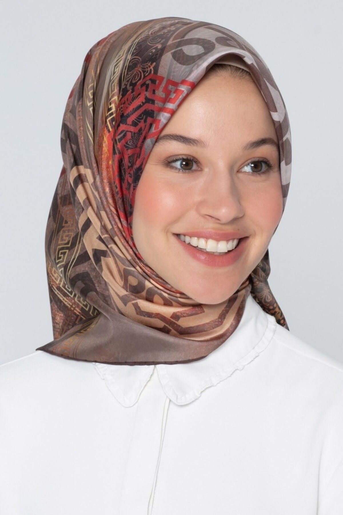 Armine Nostalji Serisi Twill İpek Eşarp 8245D-01 Geometrik Desen Kahverengi