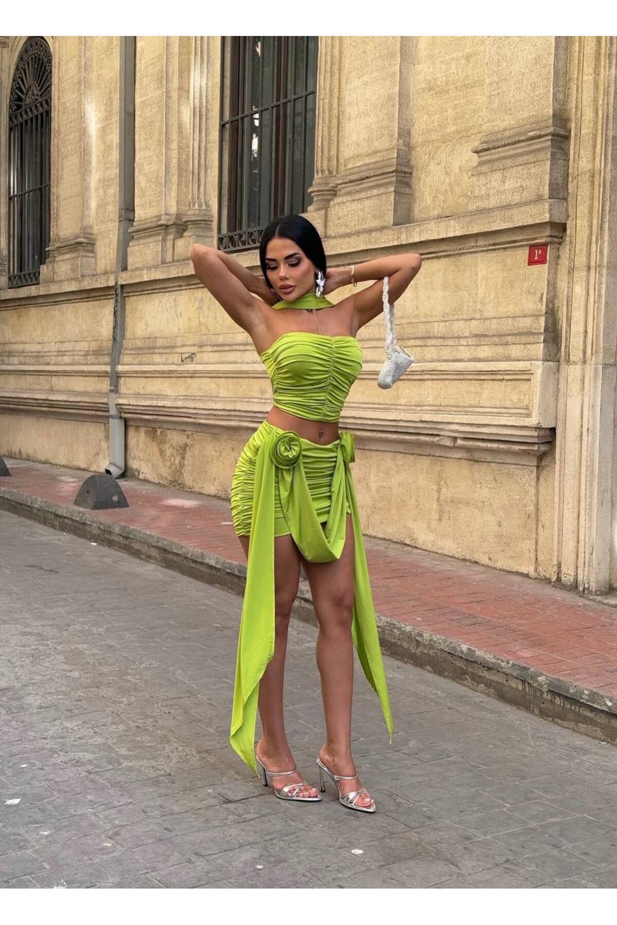 NİCE STYLE ÇİÇEK DETAY SIRT DEKOLTE BÜZGÜLÜ SATEN ELBİSE