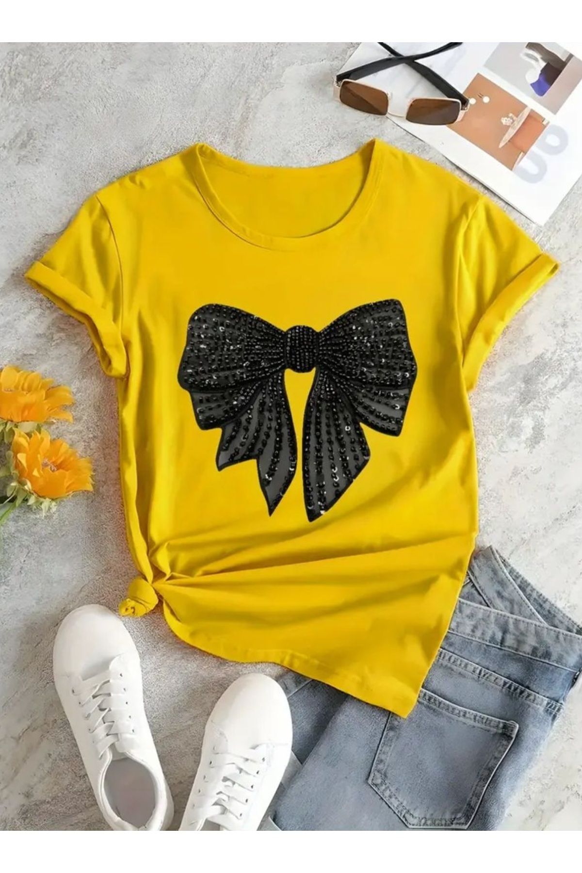 DAXİA SPORTSWEAR COMPANY KADIN SARI RENK KURDELE Baskılı TİŞÖRT BİSİKLET YAKA KISA KOL TSHİRT (YENİ SEZON)