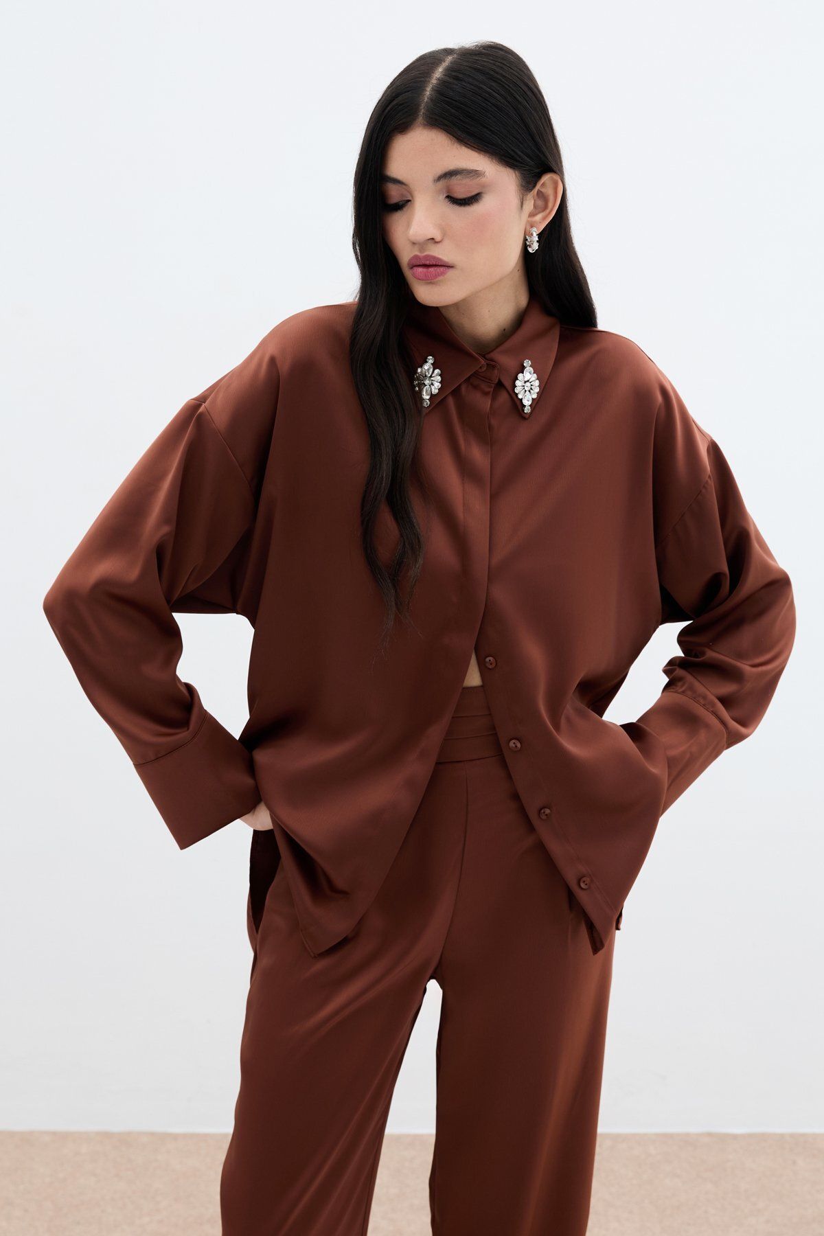 Sateen-Accessory Detailed Shirt - Brown 3