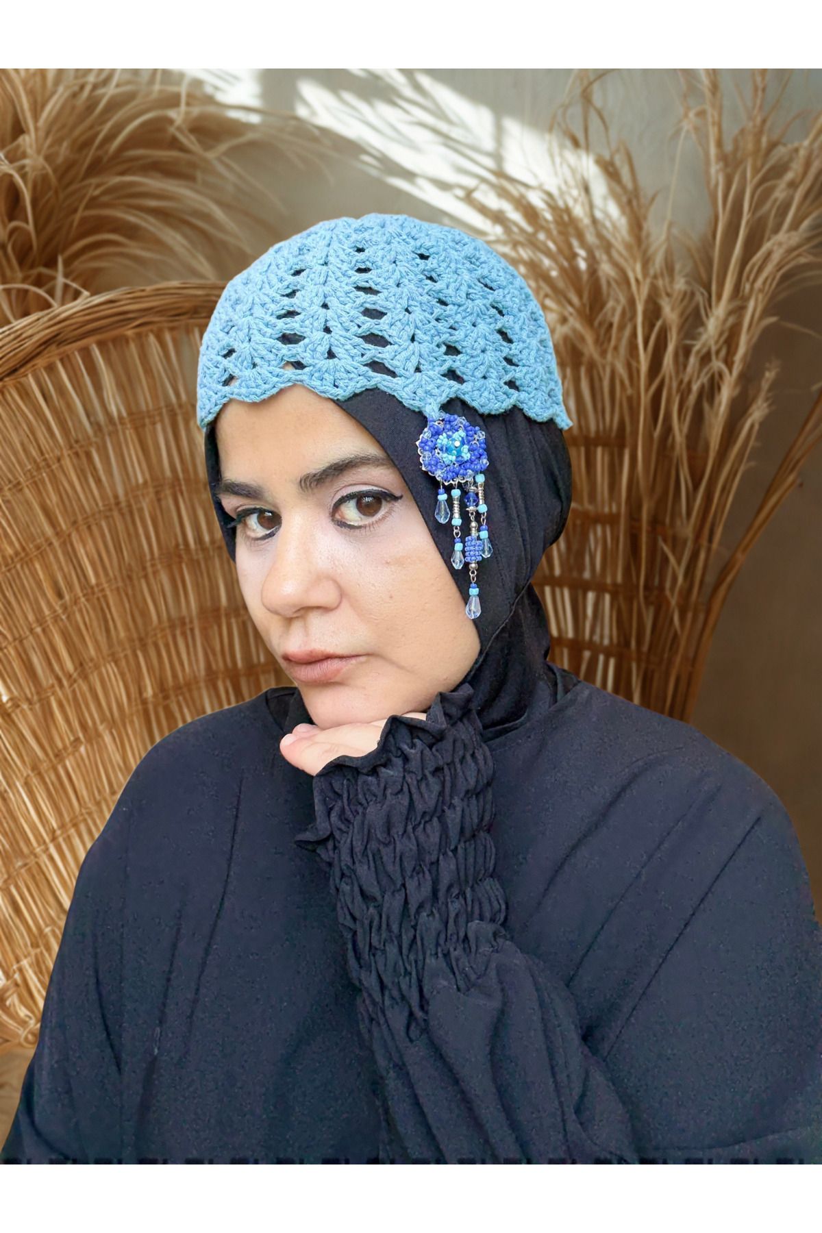 simarikcraft El Yapımı Örgü Bone – Mavi Koton, Boncuklu Broş Detaylı Şık Aksesuar