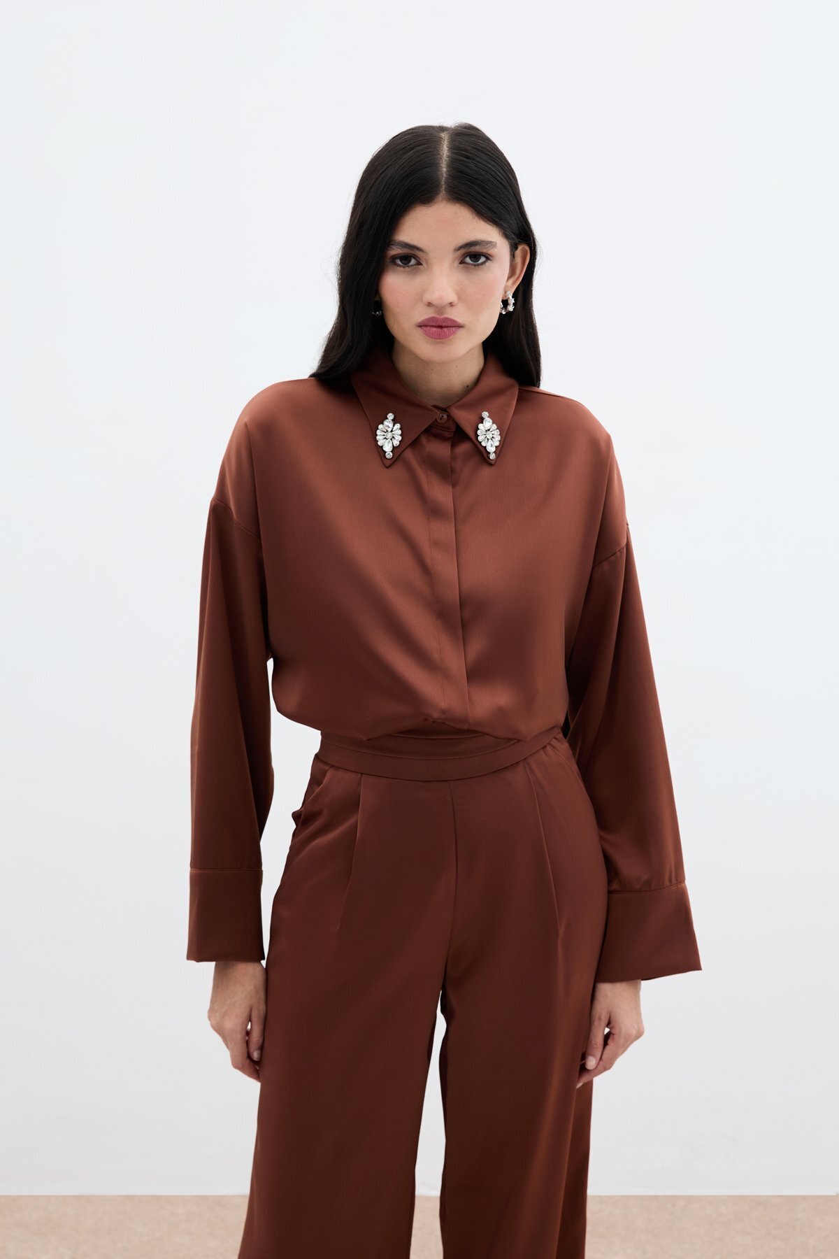 Sateen-Accessory Detailed Shirt - Brown 5