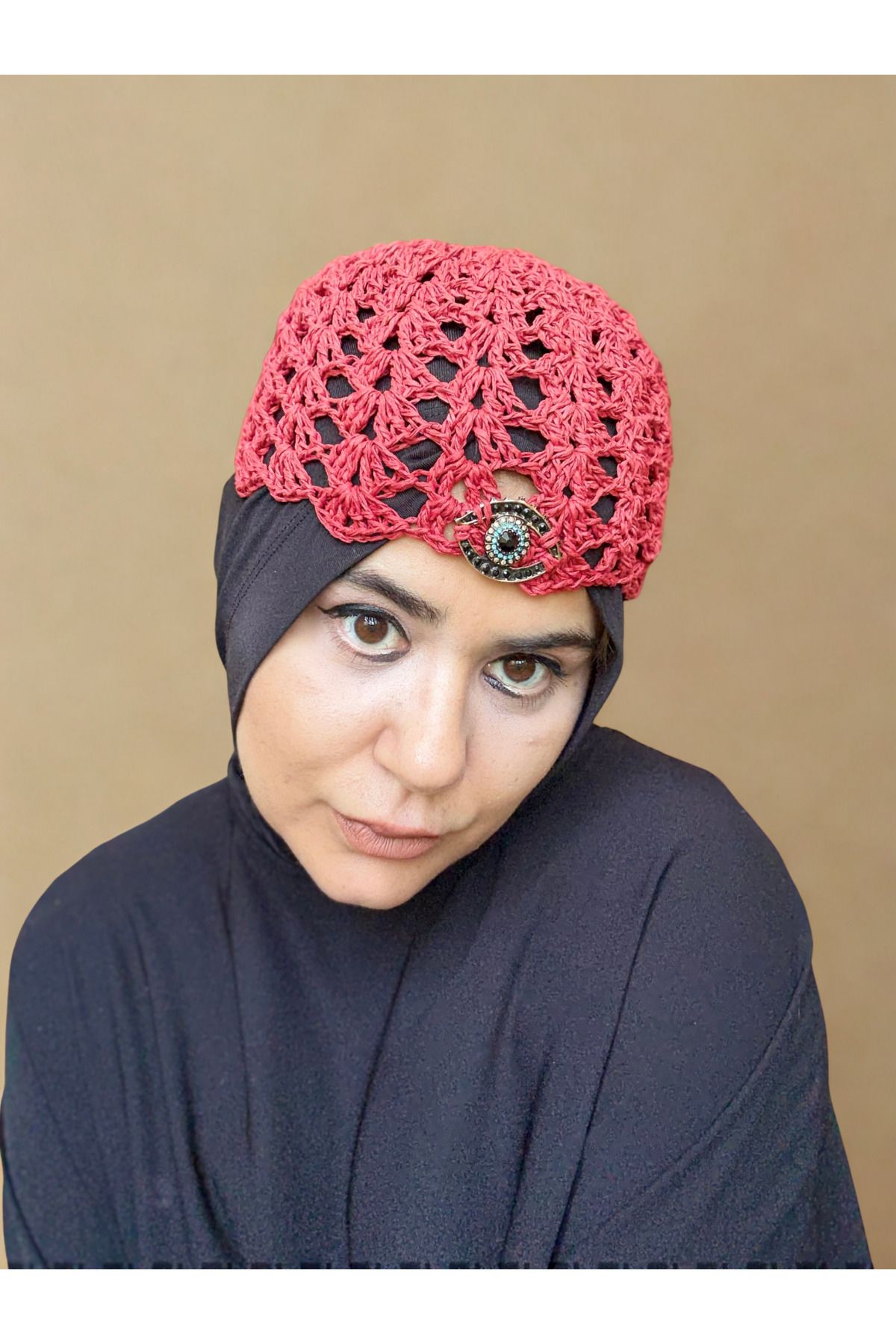 simarikcraft Kırmızı Kağıt İp Örgü Şapka – Metal Süs Detaylı, El Yapımı, Nefes Alan, Şık & Hafif