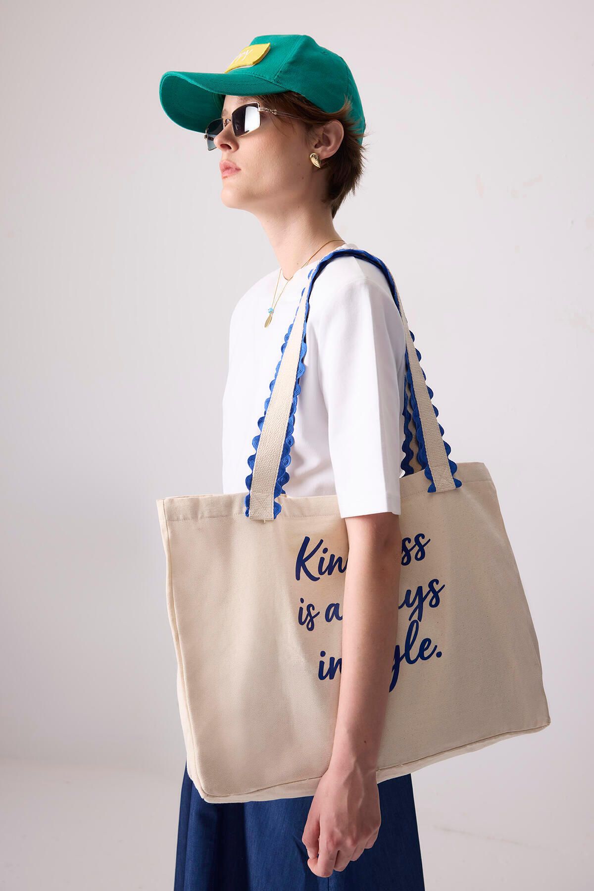Touché Privé-Contrast Embroidered Canvas Bag 2