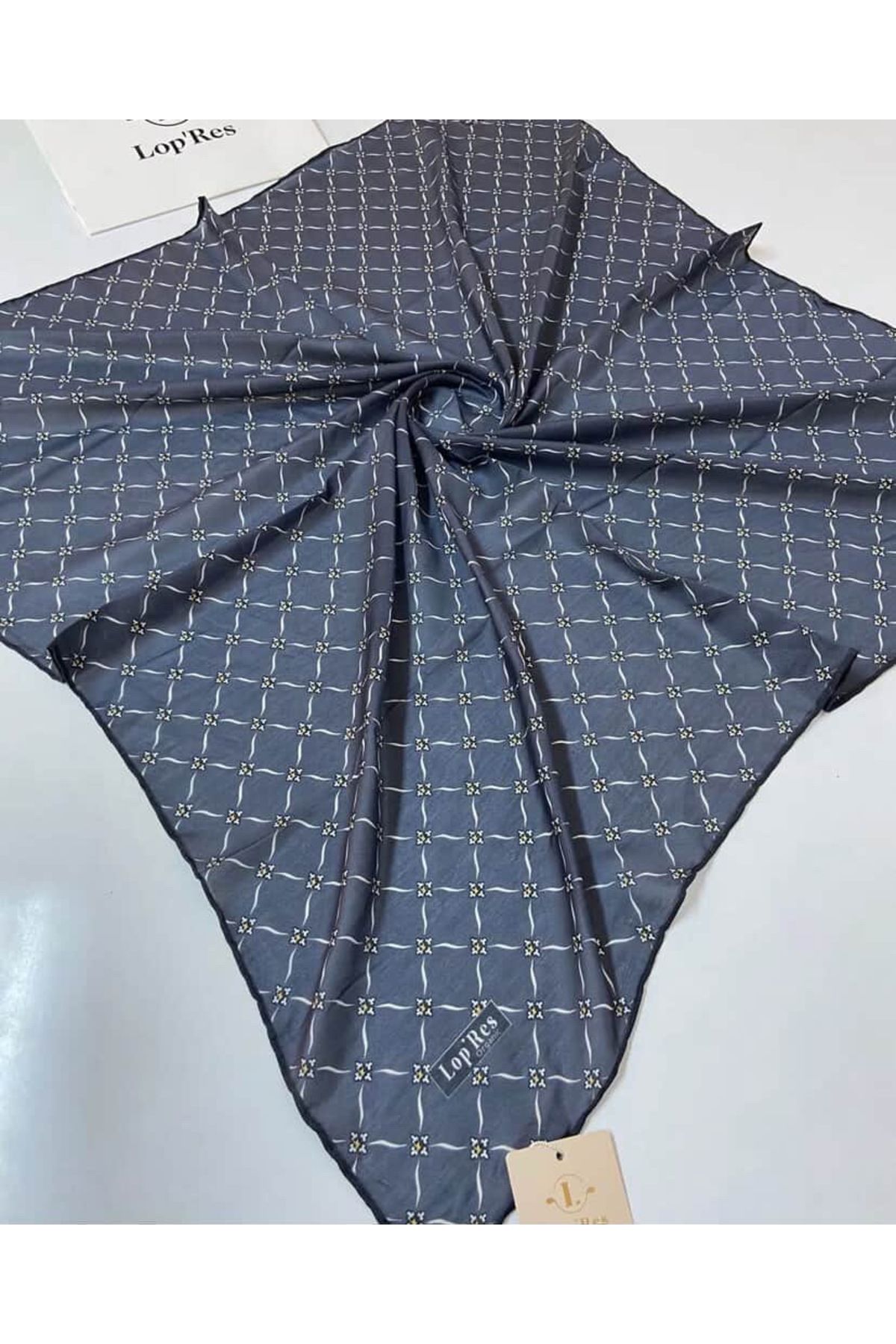Butik Organik Desenli Kare Eşarp
