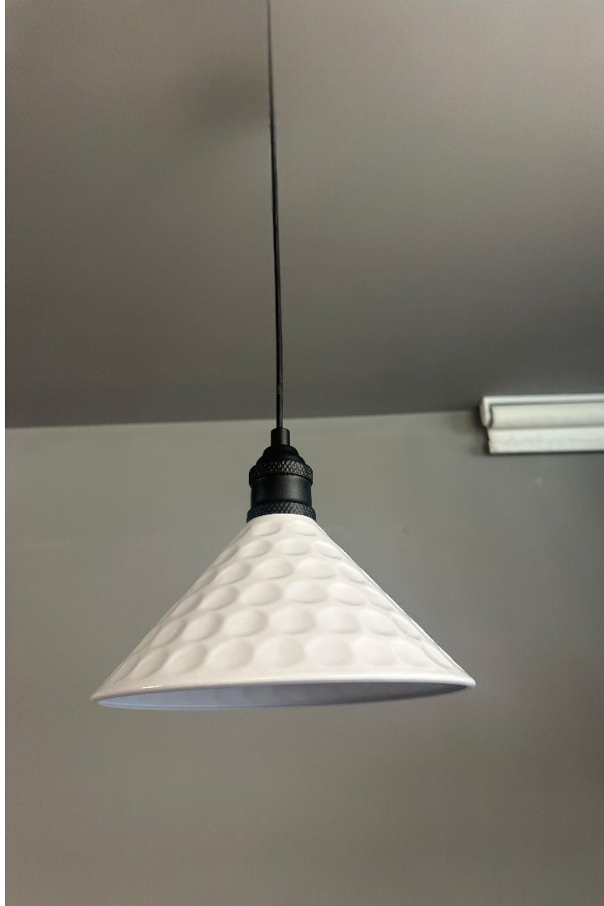 Bamyum Rumy Beyaz Tekli Avize Siyah Lale Başlık Sarkıt Ofis Showroom Salon Mutfak Avizeleri