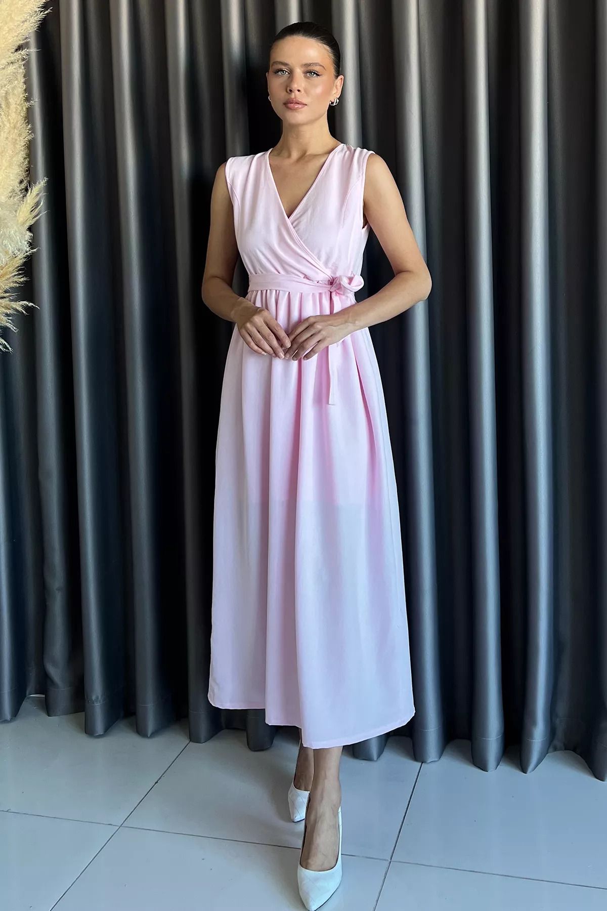 GÜLSELİ Pembe Kruvaze Yaka Kuşaklı Sıfır Kol Elbise