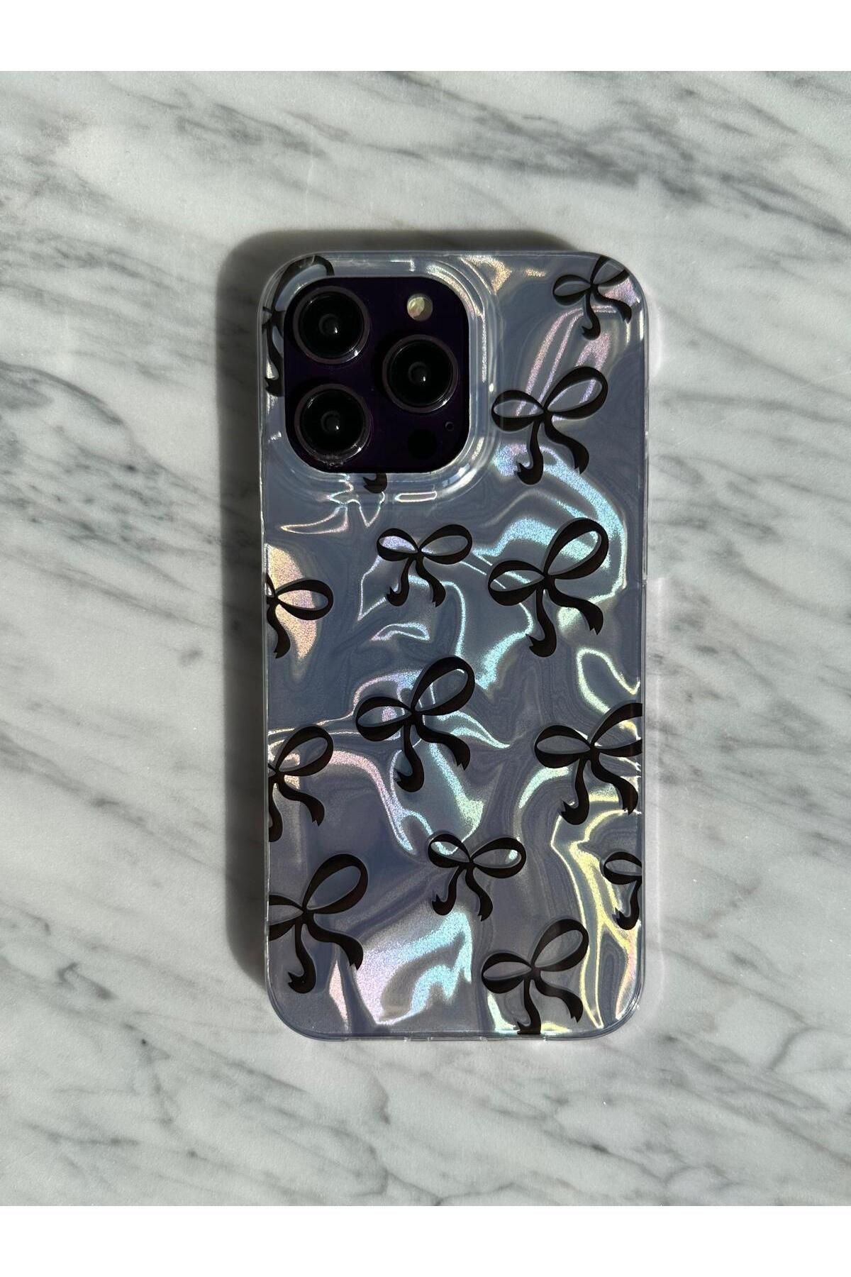 soonaksesuar iPhone 13 Holografik Fiyonk Desenli Şeffaf Telefon Kılıfı – Renkli Parlak Tasarım