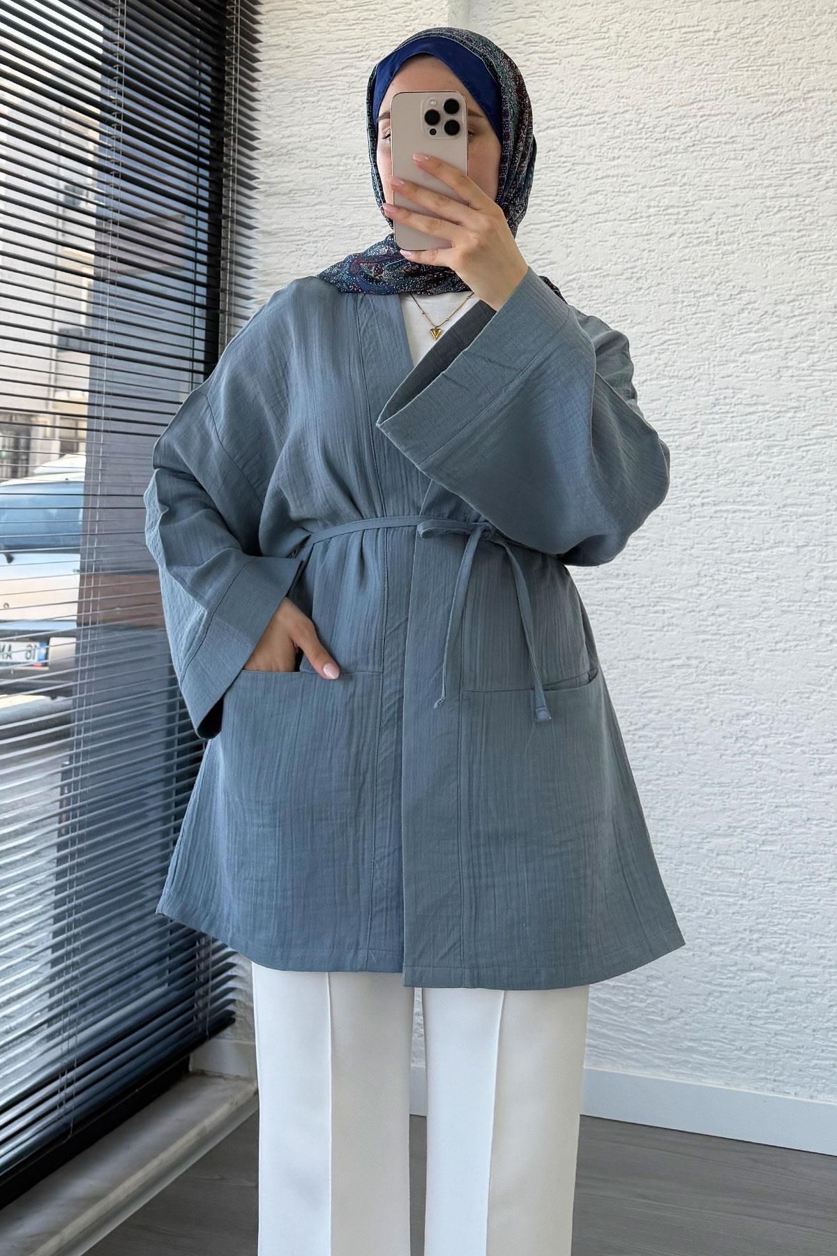 MELEK ARAZ Cep Detaylı Kuşaklı Müslin Kimono - Mavi