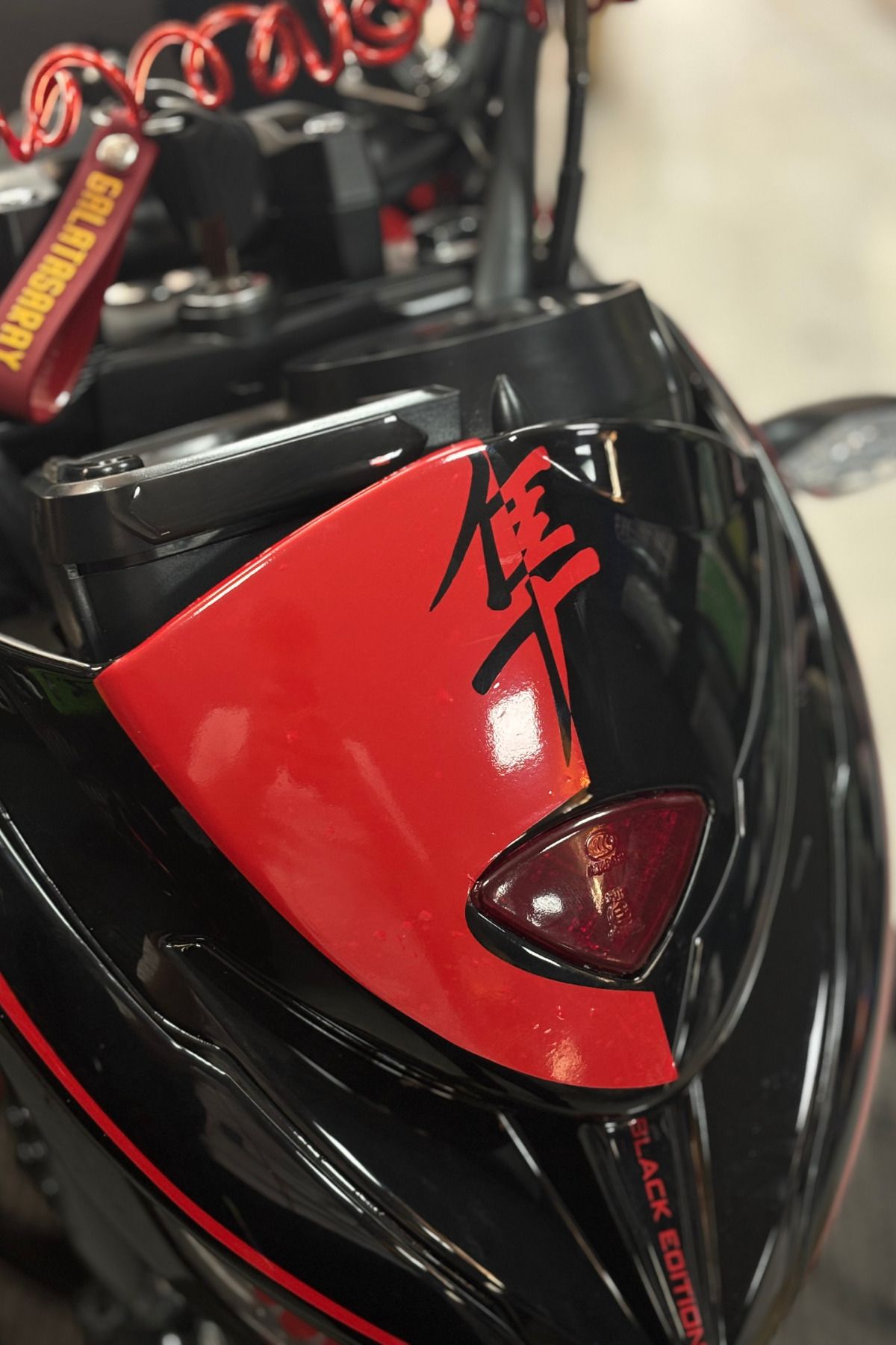 Banxtre Mondial Drift-L için Kırmızı Hayabusa Motifli Kafa Sticker Etiket (1 Adet)