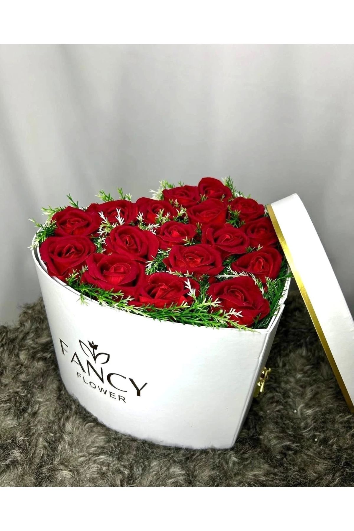 fancyflower 2 Katlı İthal Kalp Kutuda Kadife Güller ve Çikolatalar