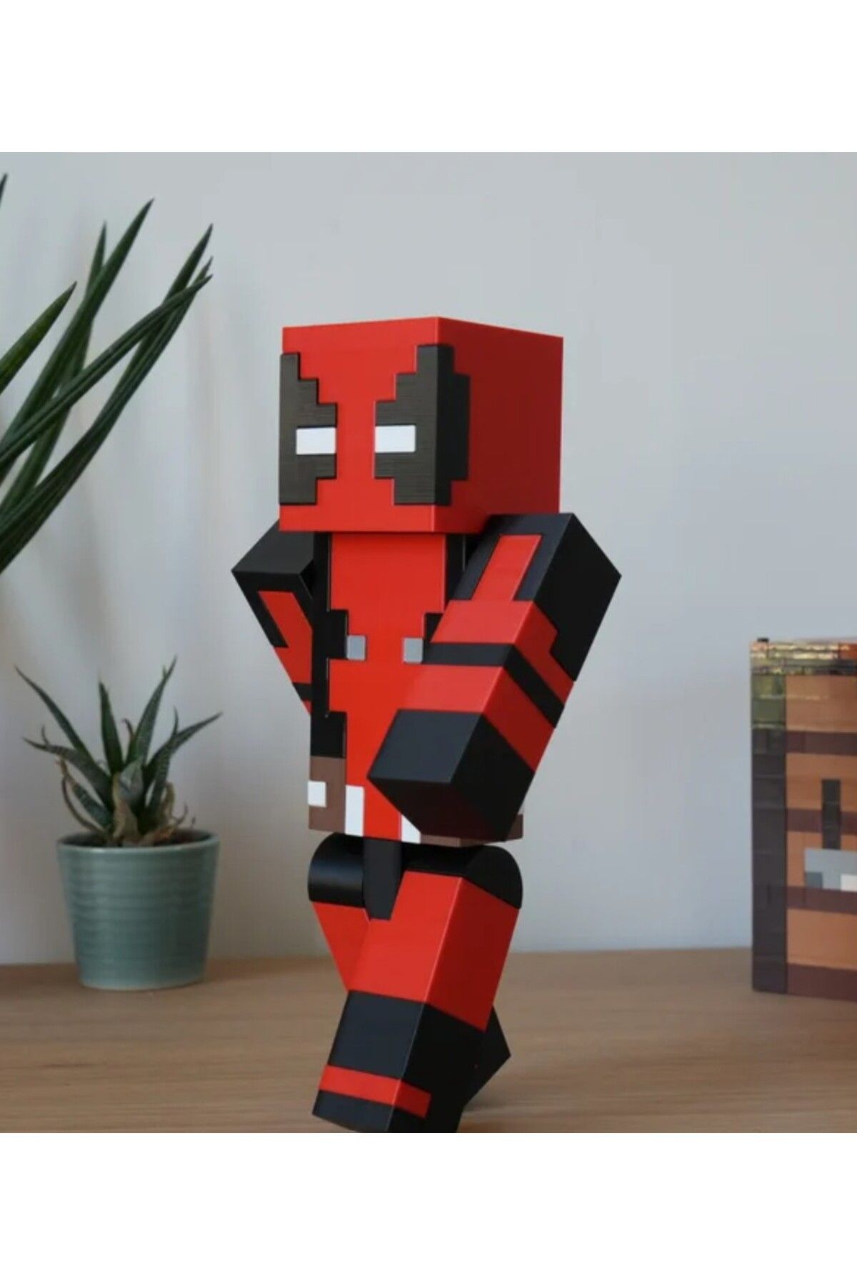 HobiLab Pixel Kahraman - Kırmızı Maskeli Savaşçı (Hareketli 3D Figür, 22 cm)