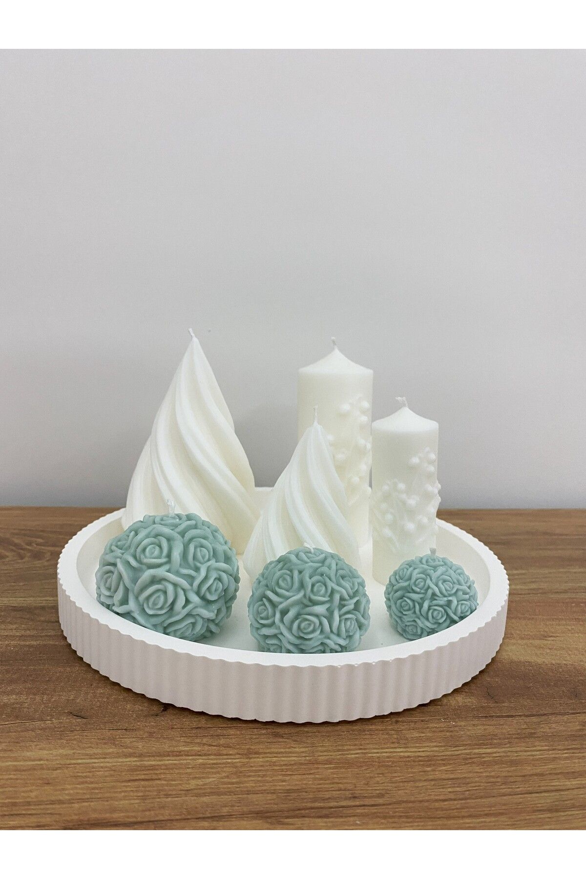 Nox Atelier Dekoratif Mum Seti – 7 Parça Gül Sütun Motifli Kalem Mum ve Spiral Mumlar Tepsi Üzerinde