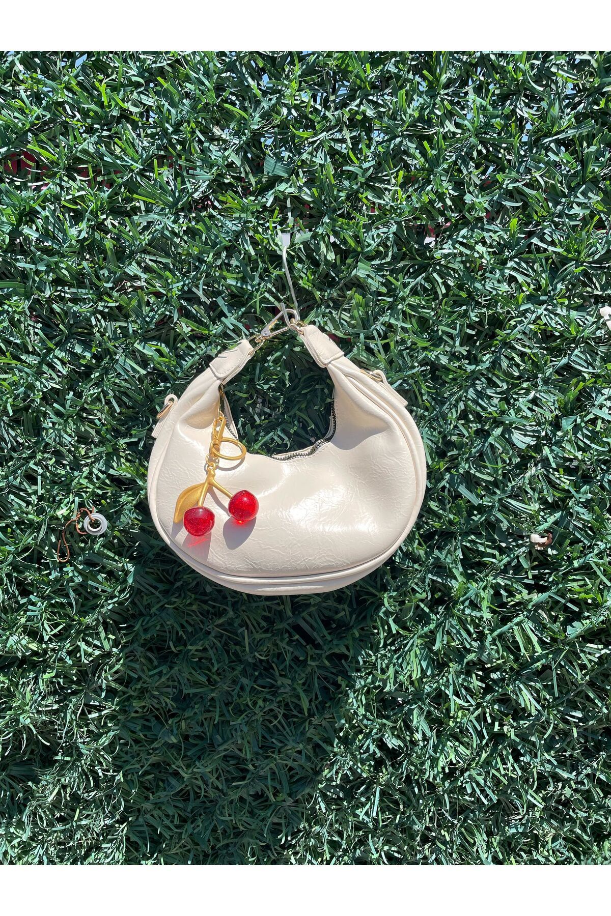 MossyBag Vera kiraz charmlı yarım ay şeklinde çanta