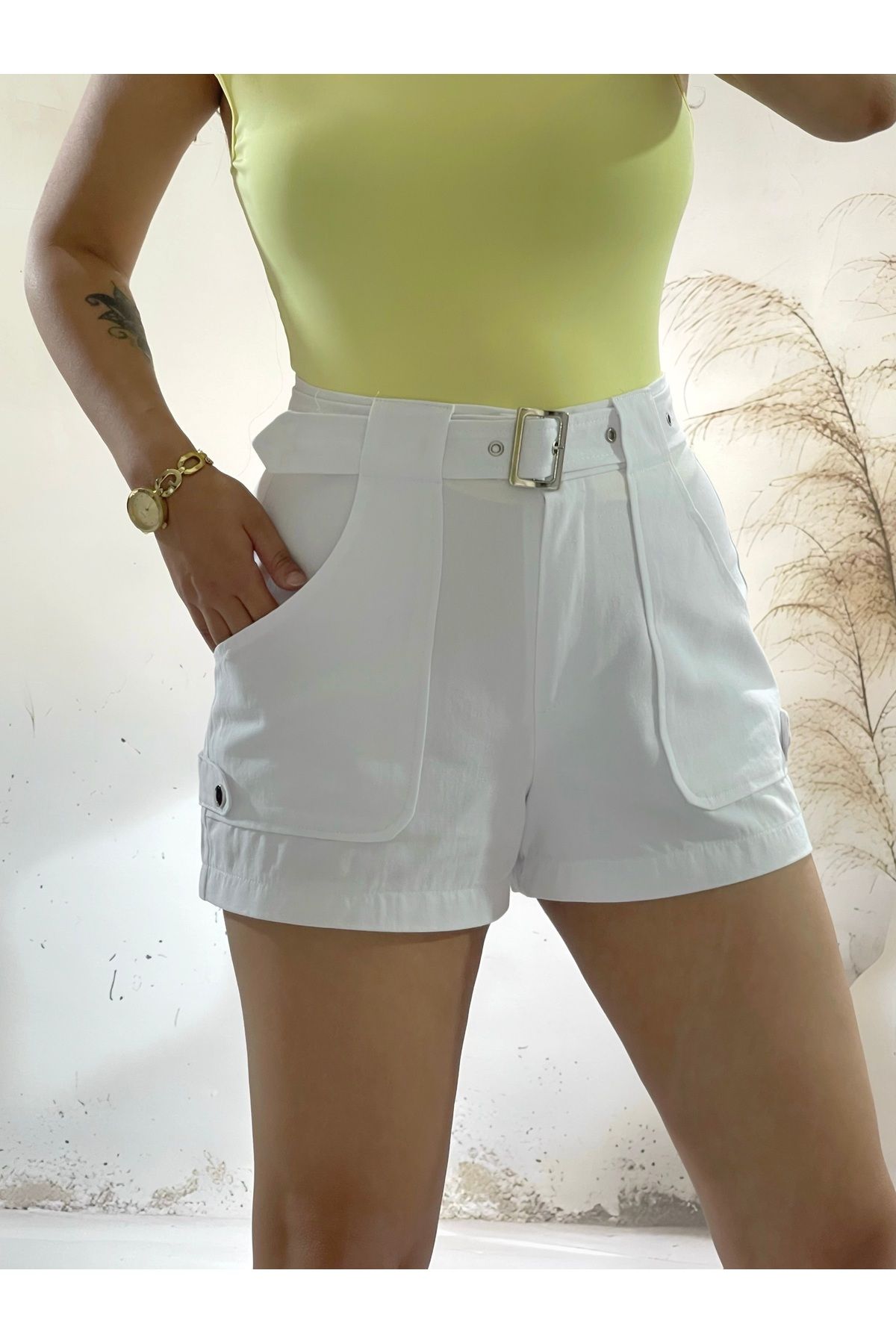 LOI Butik Beyaz kemerli şort
