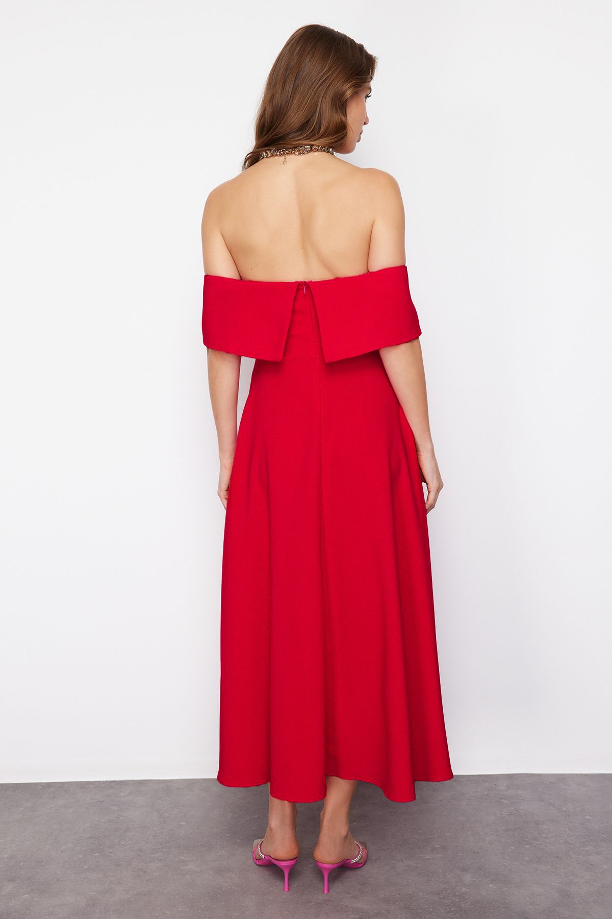 Trendyol Collection-Stylové večerní šaty s červeným límcem a tkaným detailem A-Line TPRSS24EL00210 6