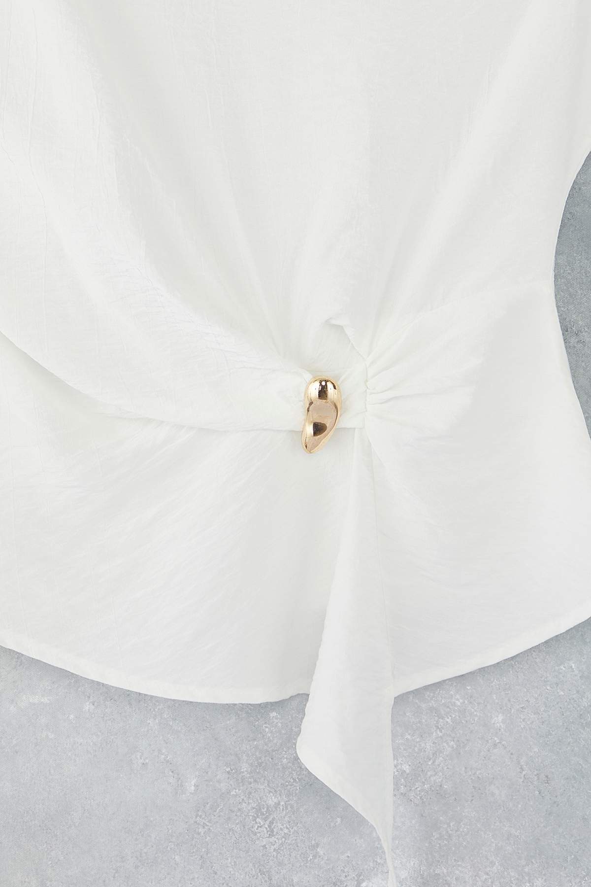 Trendyolmilla  Ekru Kayık Yaka Fitted Toka Detaylı Dokuma Bluz TWOAW26BZ00058 - Görsel 7