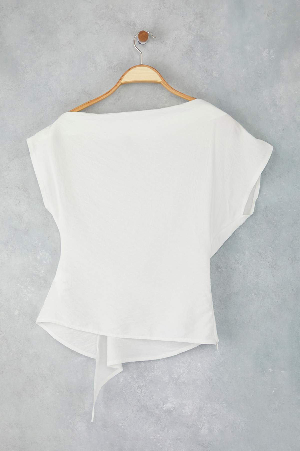 Trendyolmilla  Ekru Kayık Yaka Fitted Toka Detaylı Dokuma Bluz TWOAW26BZ00058 - Görsel 8