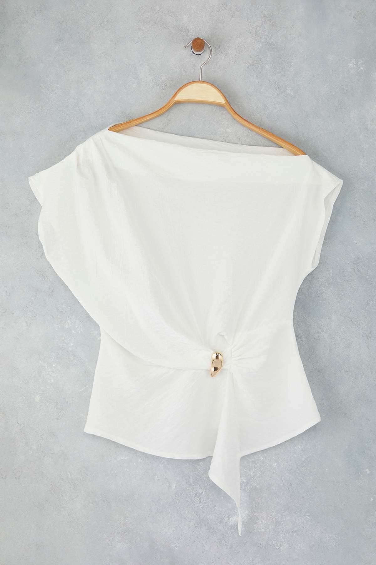 Trendyolmilla  Ekru Kayık Yaka Fitted Toka Detaylı Dokuma Bluz TWOAW26BZ00058 - Görsel 6