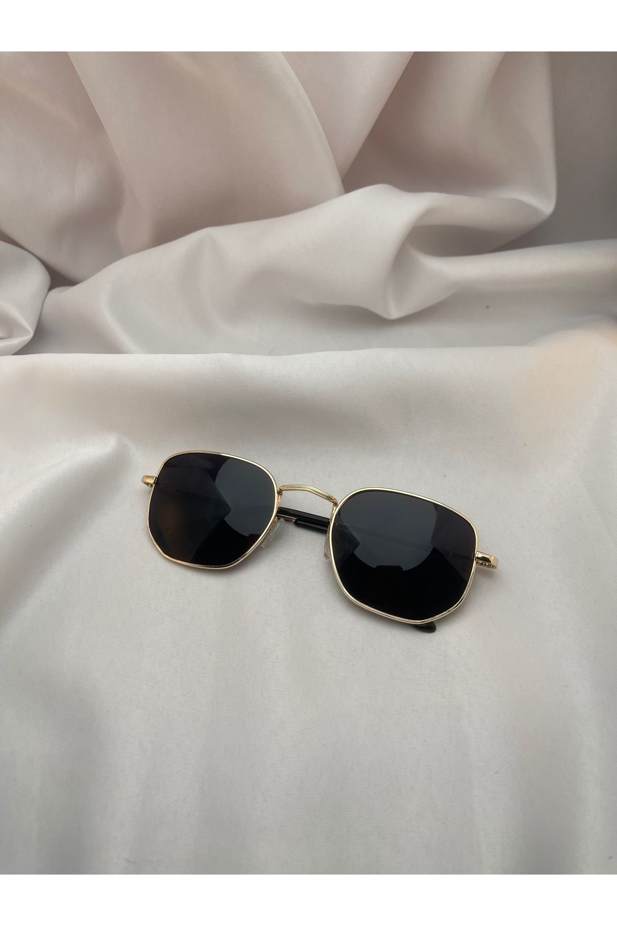 Butik Uv 400 Korumalı Unisex Siyah Gold Detaylı Beşgen Güneş Gözlüğü Silme Bezi Hediyeli