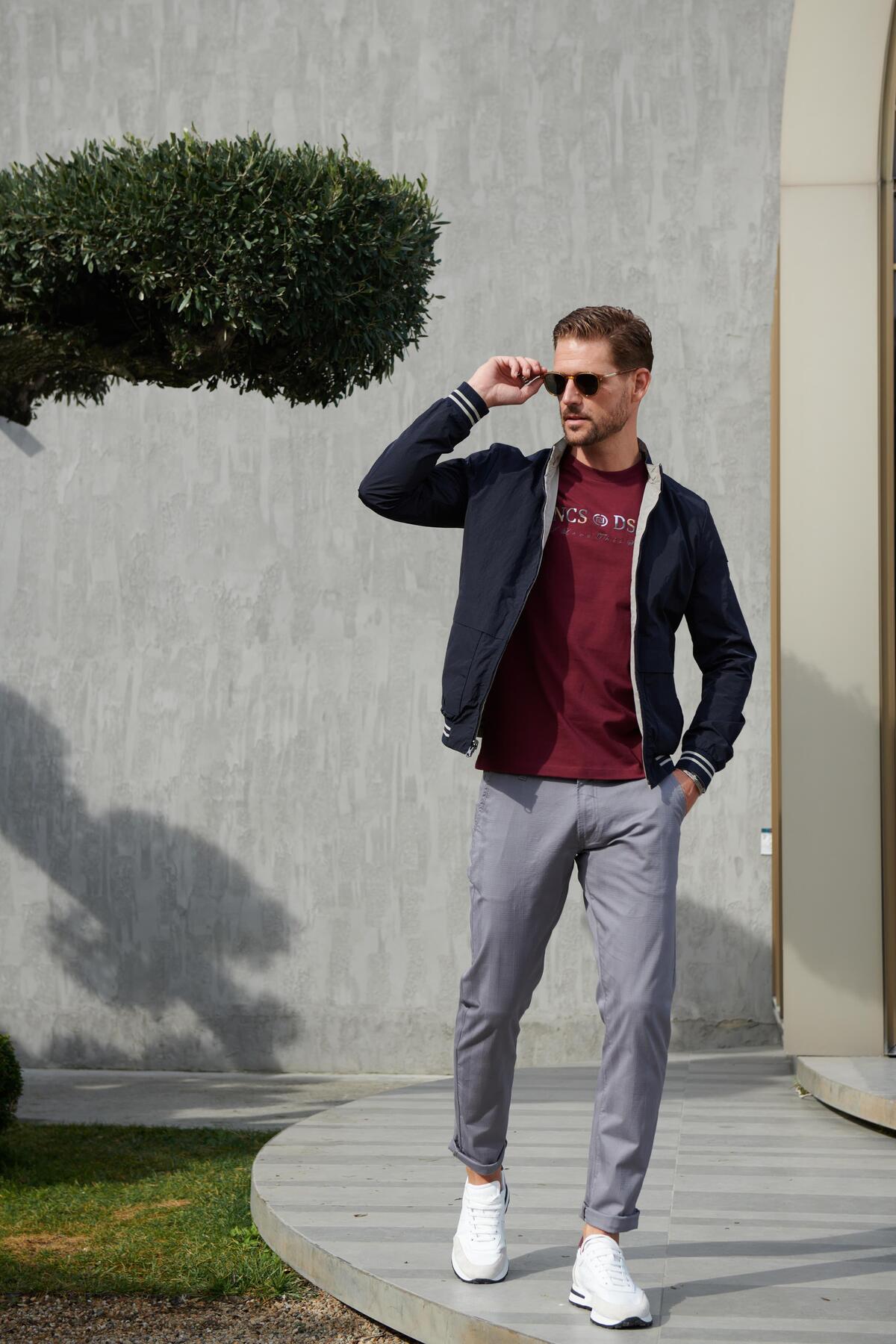 کاپشن بهاره مردانه سرمه‌ای خاکستری دو رو، شلوار جین اسلیم فیت، کد ۴۵۰۶