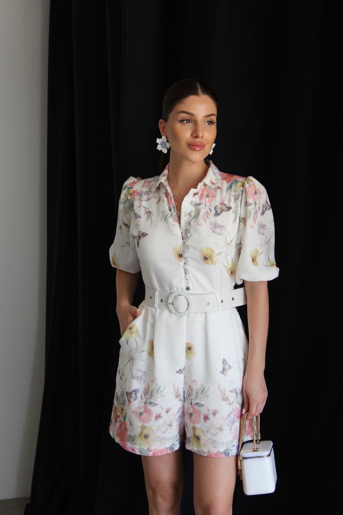 Julidress Çiçek Desenli KEMERLİ Düğme Detaylı Astarlı Mini Premium Keten Tulum