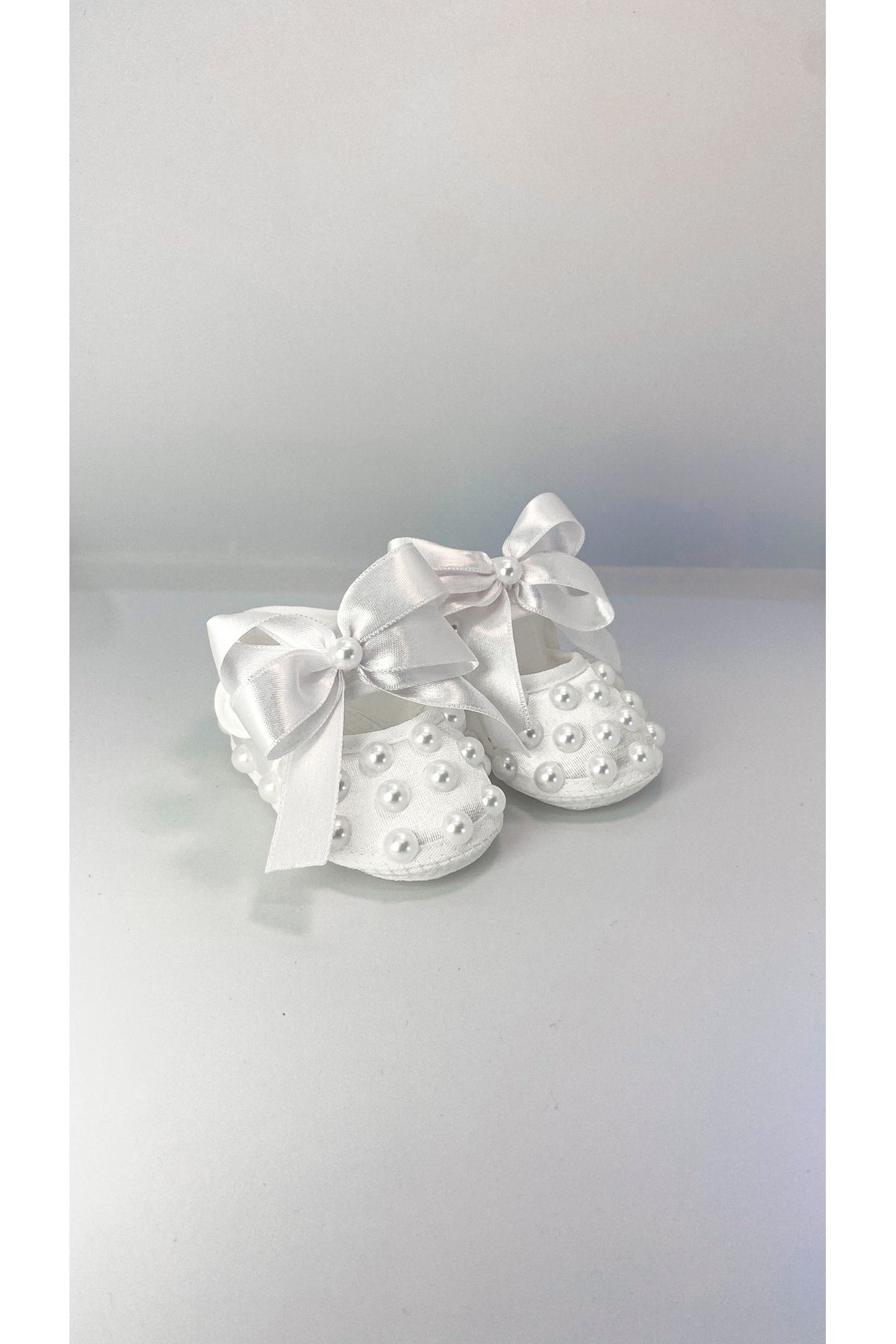 Éloi Beyaz İncili Saten Yenidoğan Bebek Ayakkabısı / Kız Bebek Mevlüt Ayakkabısı / Baby Shower Hediyesi