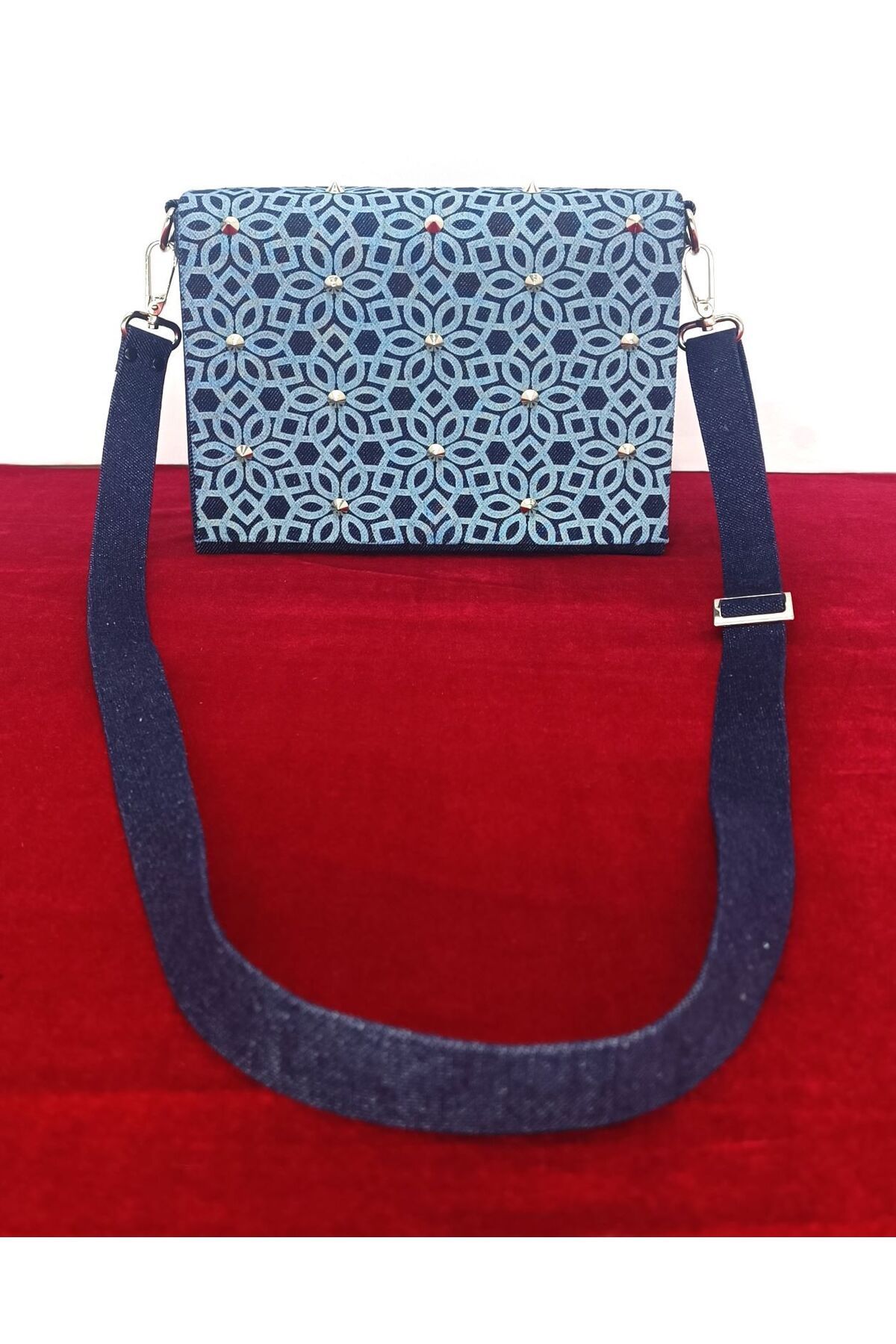 Sequoia Bags DENİM ÇANTA Çiçek Lazer Desenli Sivri Rivet Çakımlı Kapaklı Denim Çanta RVTKPK109 Model