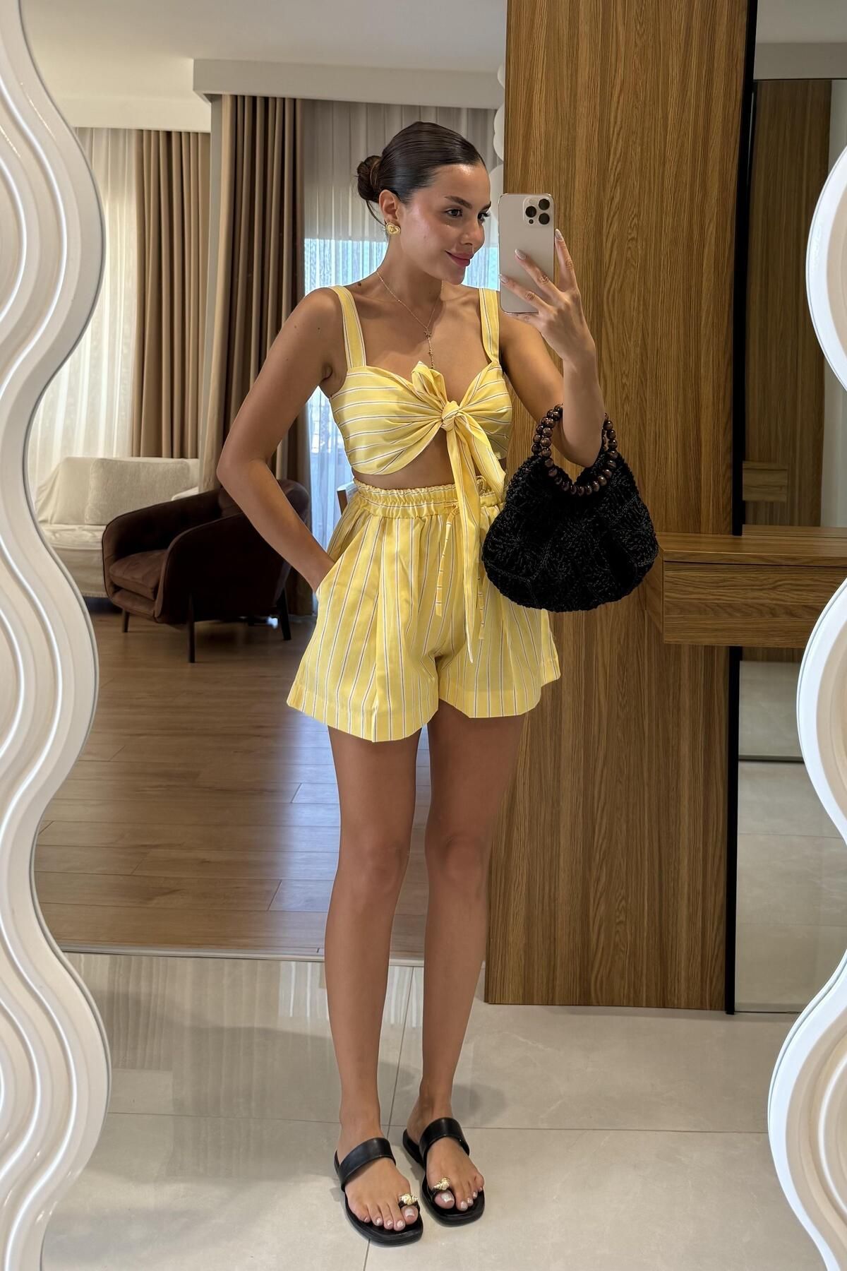 Gizem Ecemiş Bellacia Sarı Çizgili Crop Şort Takım
