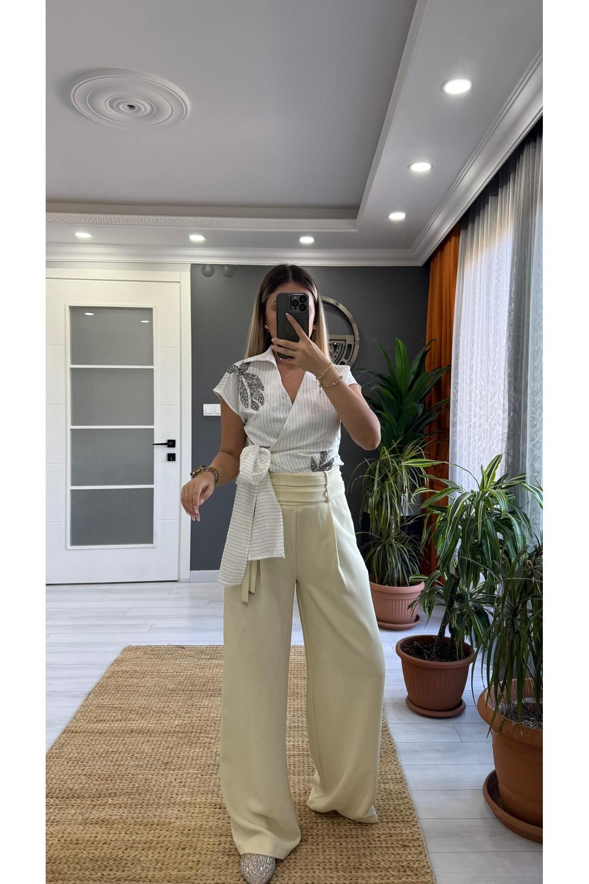 SEVİNÇ GÜNGÖR Taş detaylı bluz Beyaz