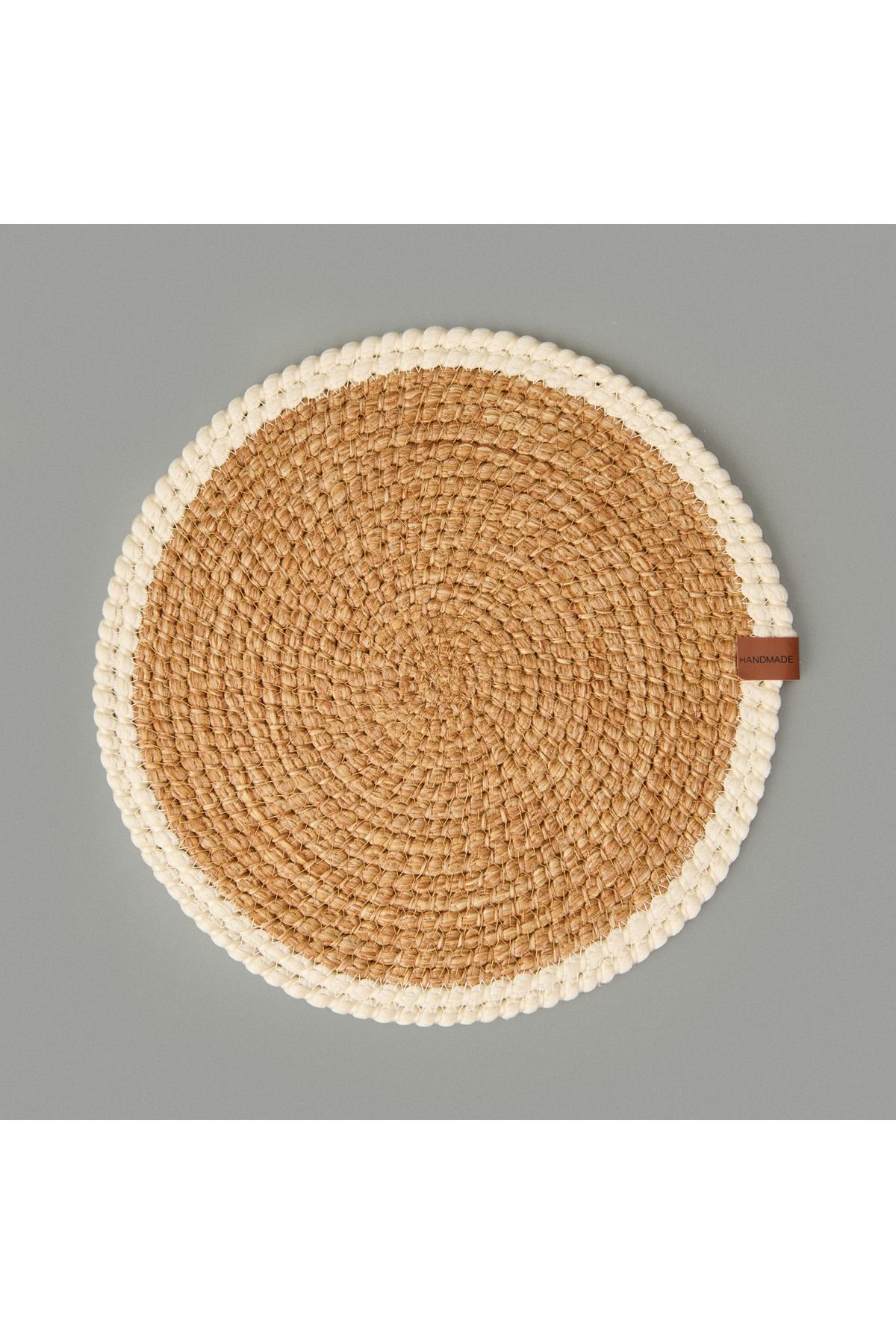 Elioure Şık Bej Amerikan Servis 33x33 cm, zarif ve kullanışlı sofranız için ideal.