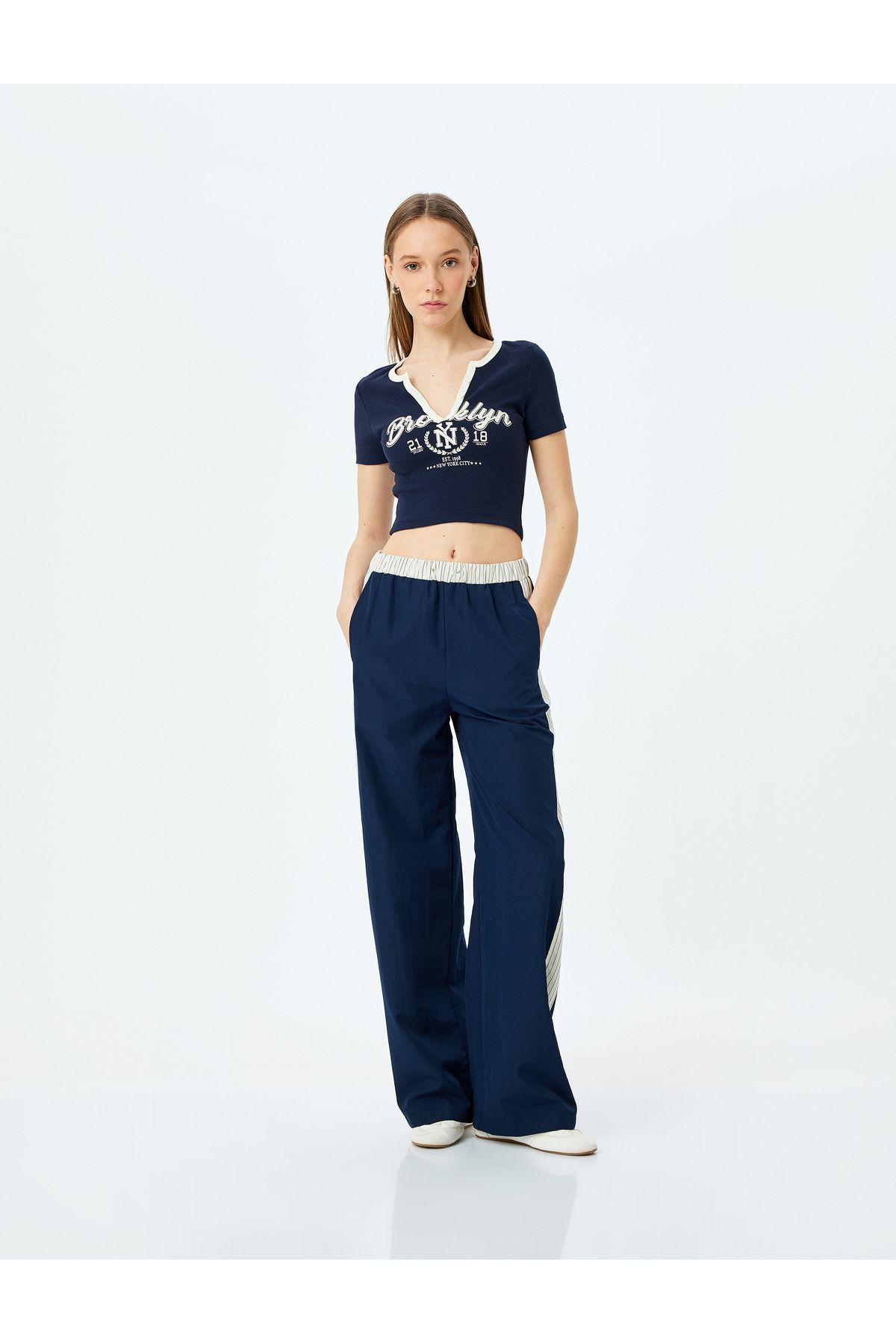 Koton Yeni Sezon V Yaka Crop Slim Fit Kolej Baskılı Düğmeli Tişört