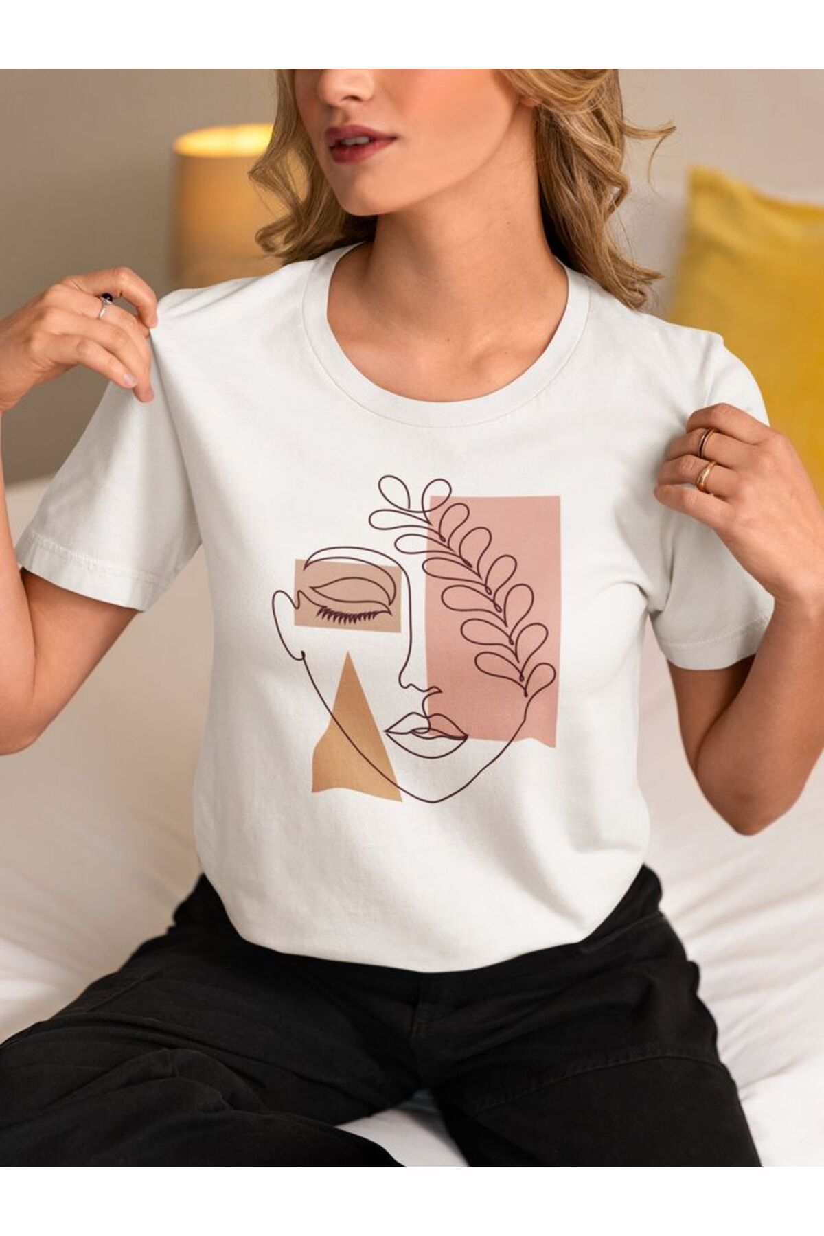 LAYORA "Minimalist Kadın Yüzü oversize Baskılı Beyaz Tişört – Modern ve Sanatsal Stil"