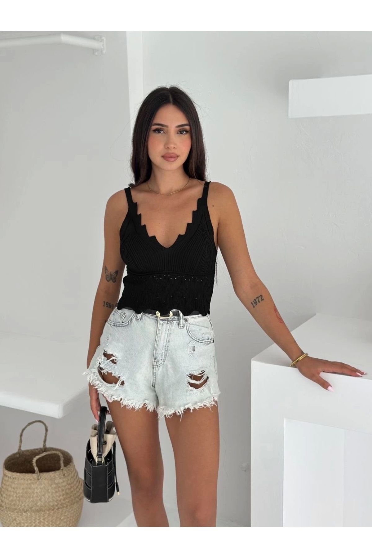MODA V Yaka Askılı Arkası Açık Triko Crop - Siyah